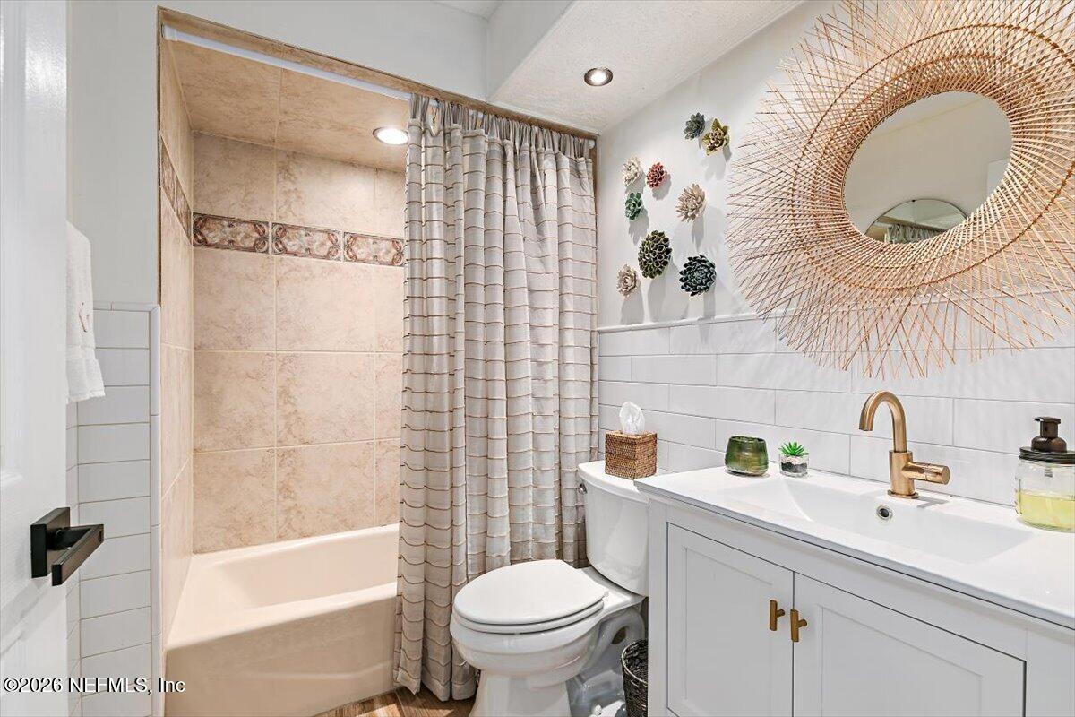 260 ROYAL TERN Road N