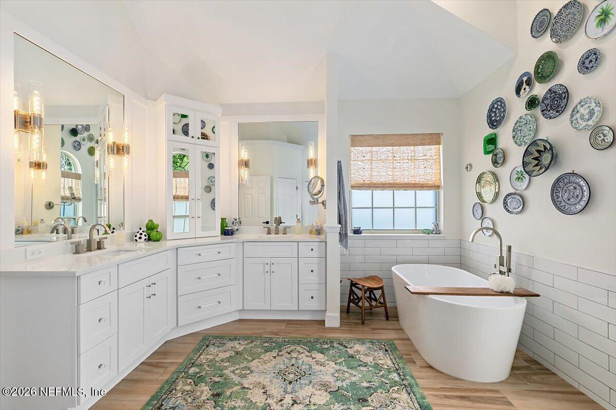 260 ROYAL TERN Road N