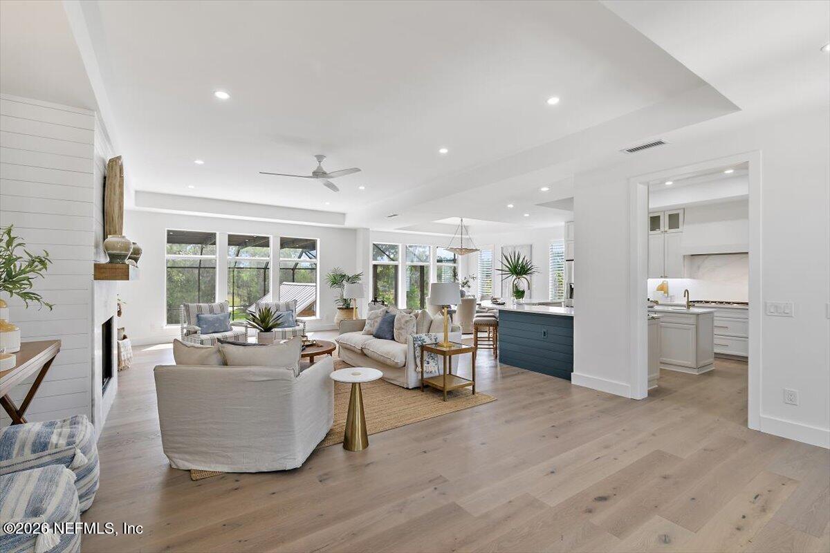 350 N ROSCOE Boulevard