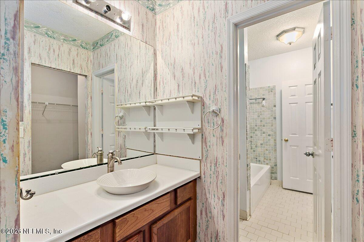 2105 WOOD HILL Drive 2105