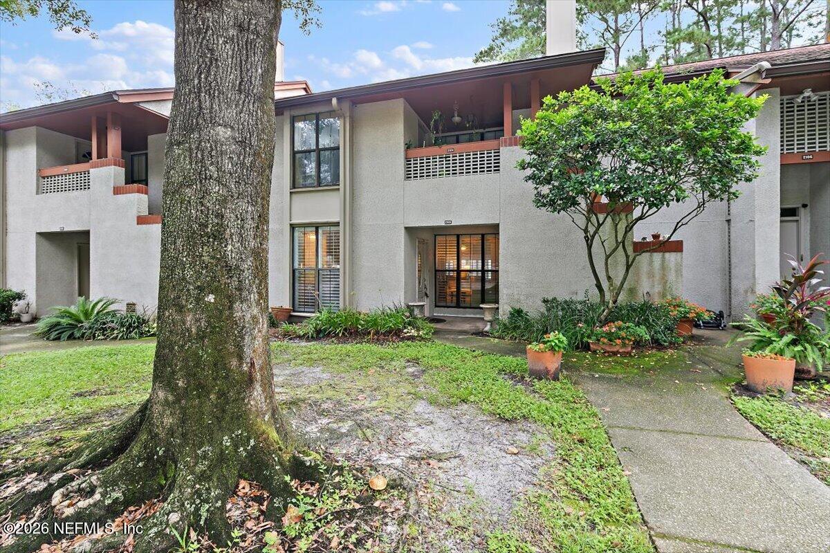 2105 WOOD HILL Drive 2105