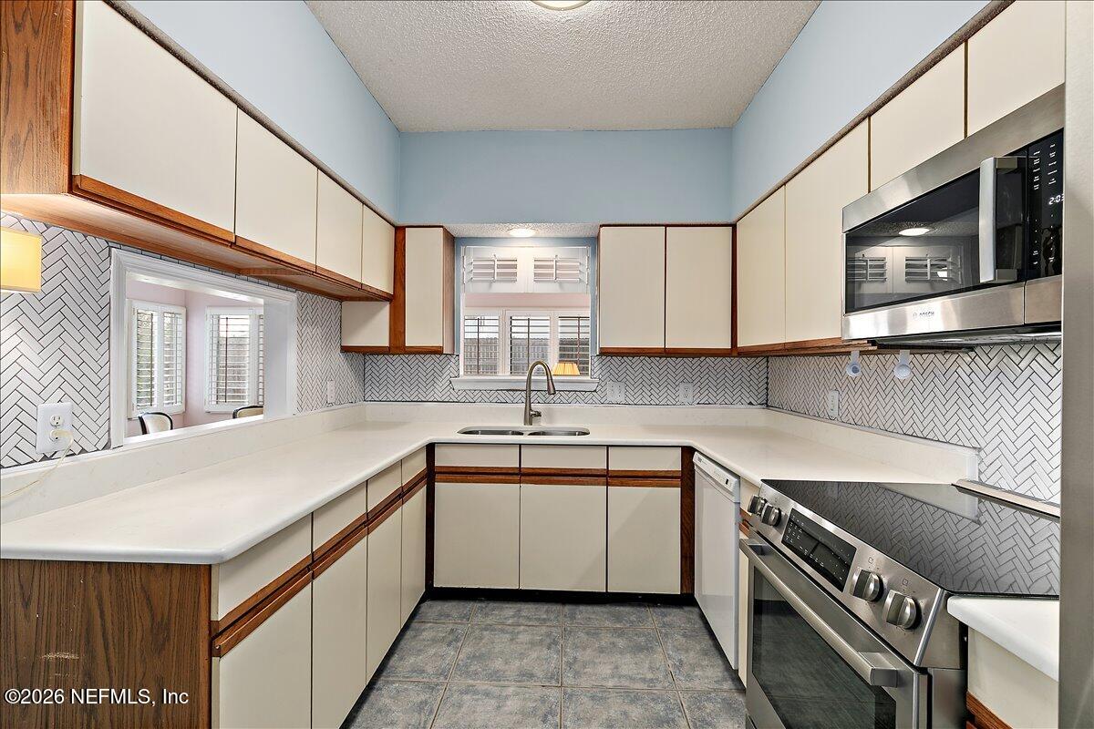 2105 WOOD HILL Drive 2105