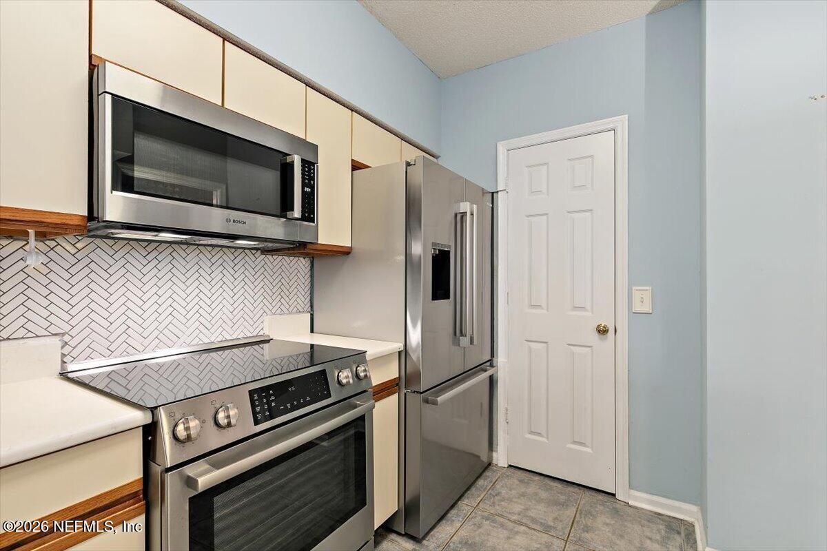 2105 WOOD HILL Drive 2105