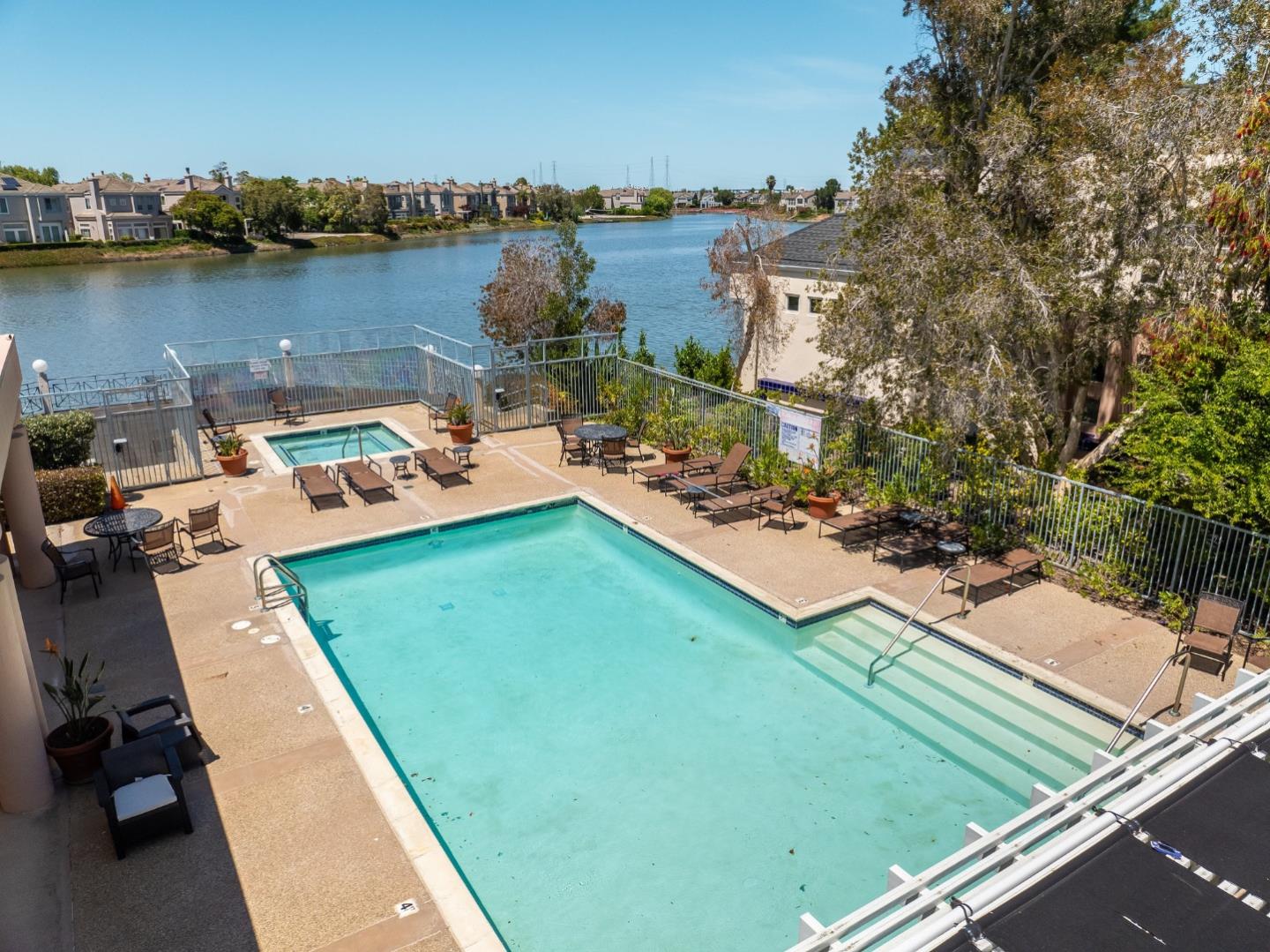 840 Lakeshore DR