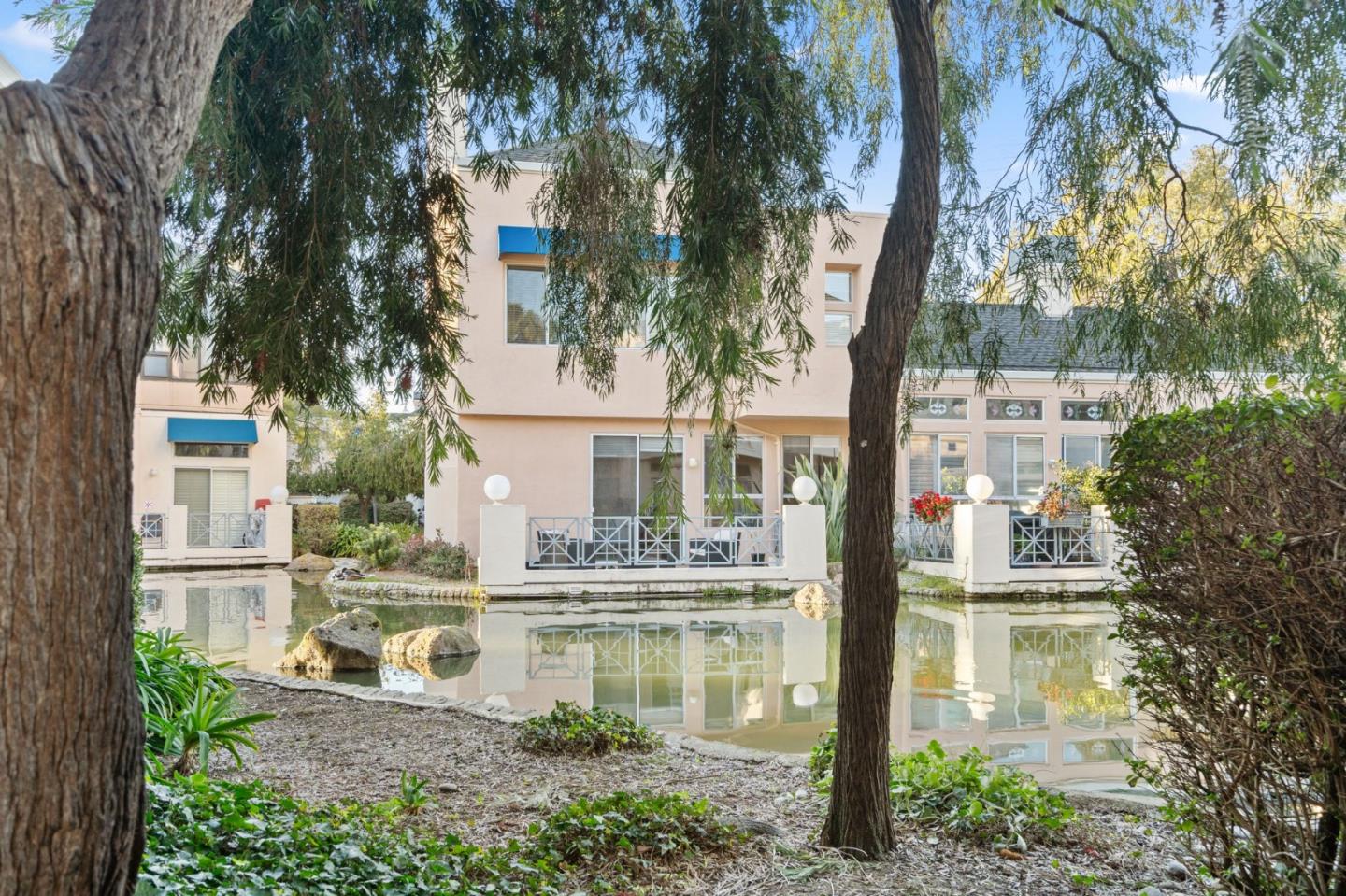 825 Lakeshore DR