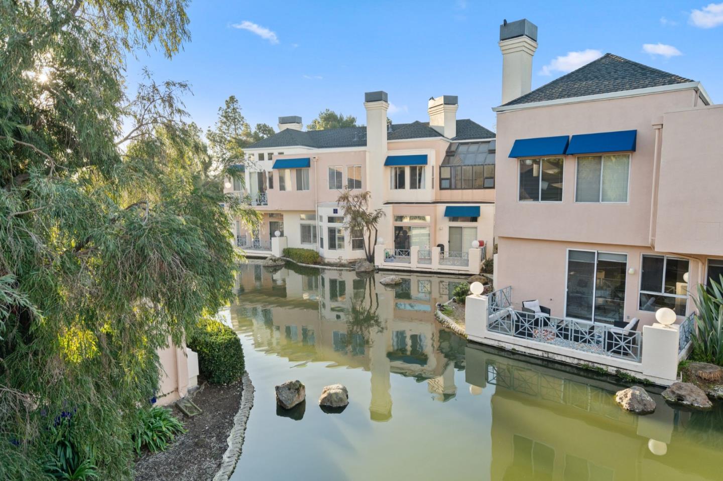 825 Lakeshore DR
