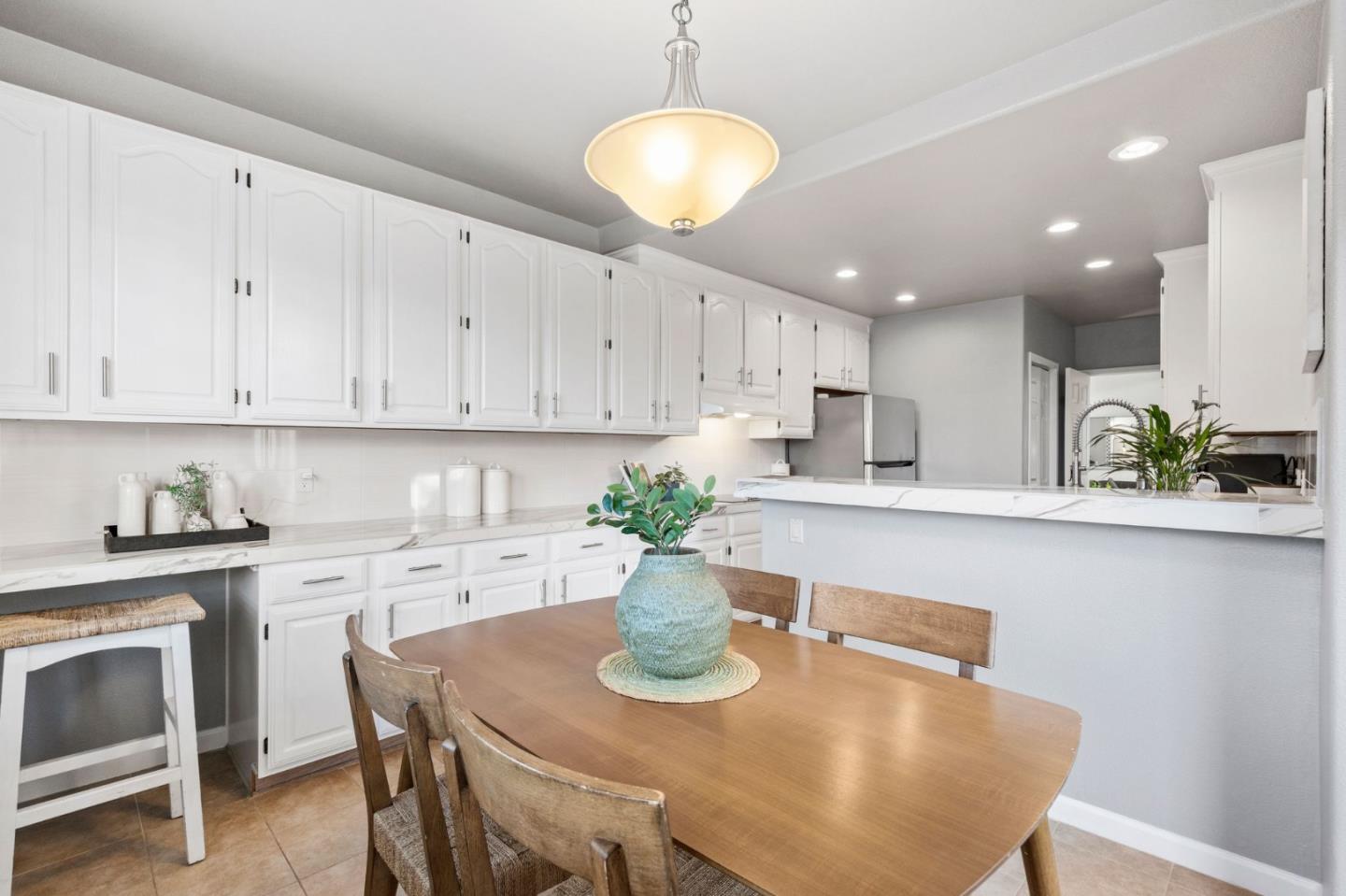 825 Lakeshore DR