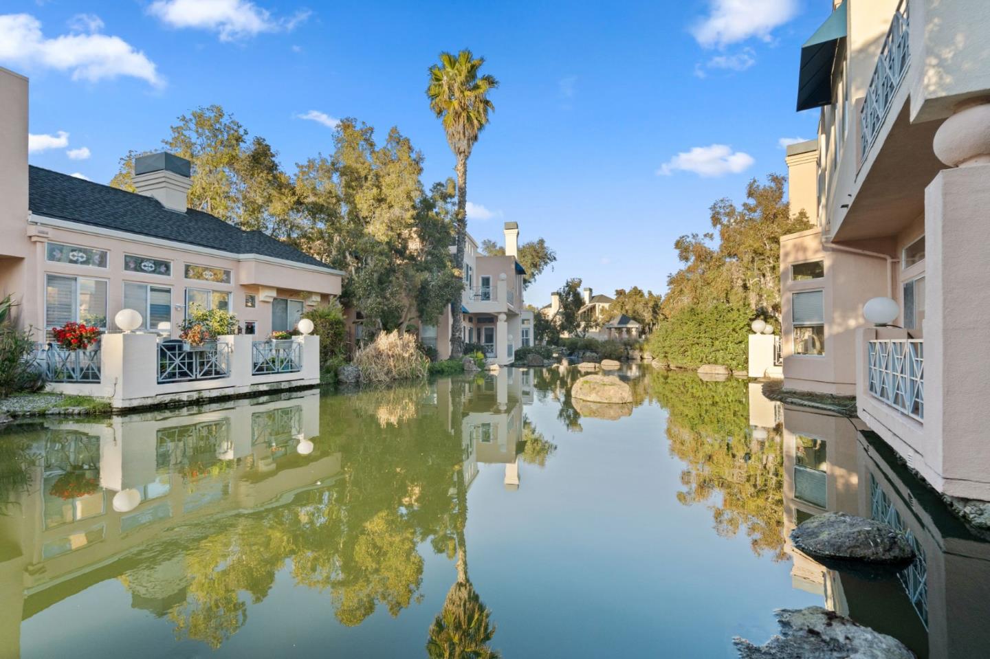 825 Lakeshore DR