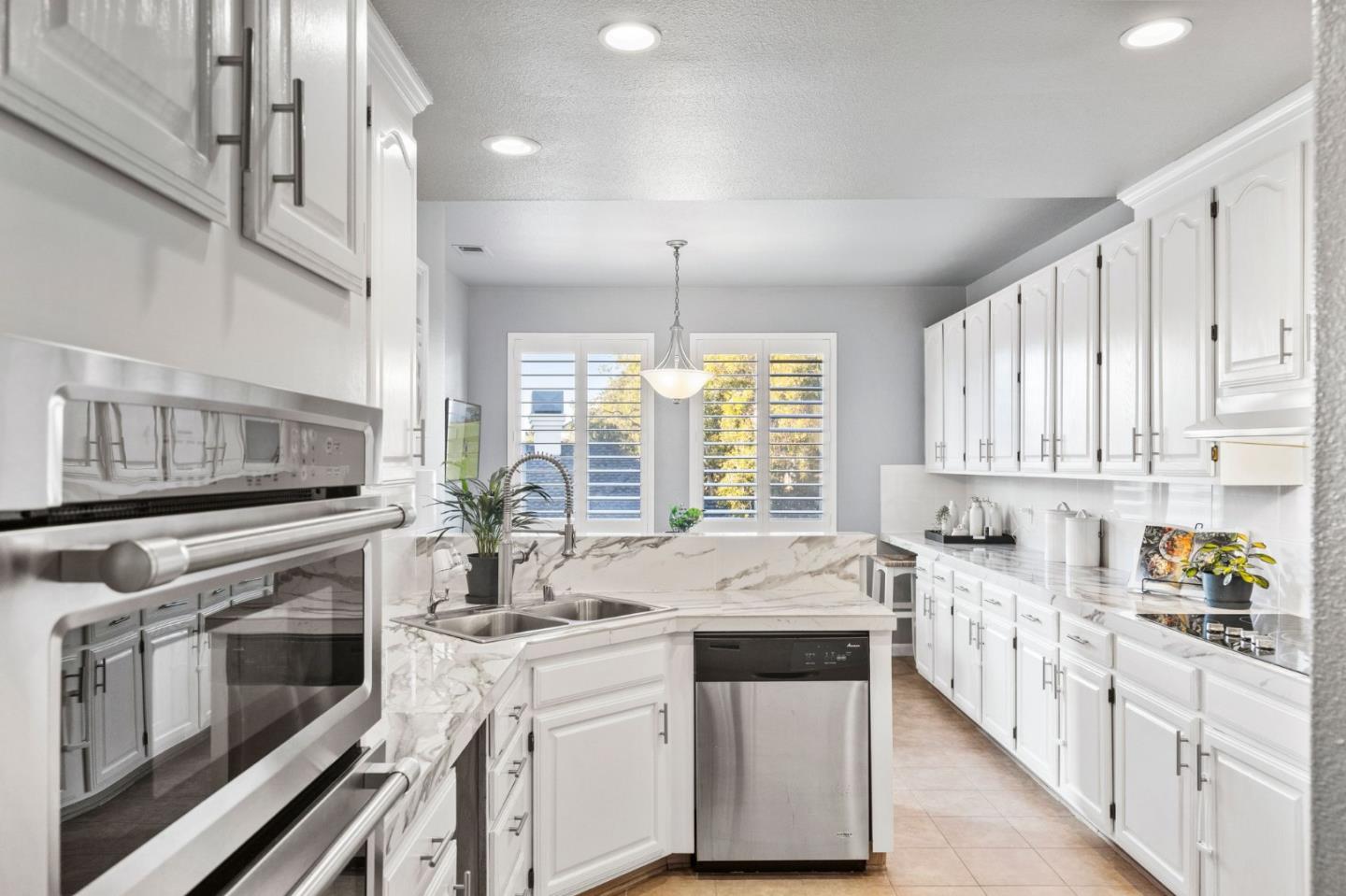 825 Lakeshore DR