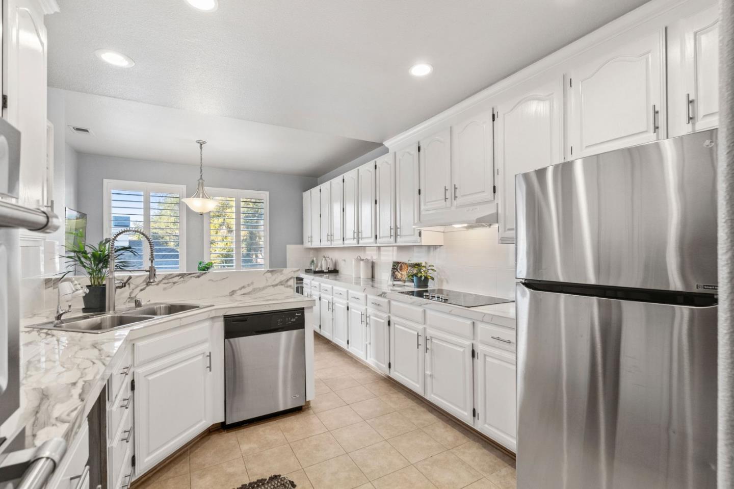 825 Lakeshore DR