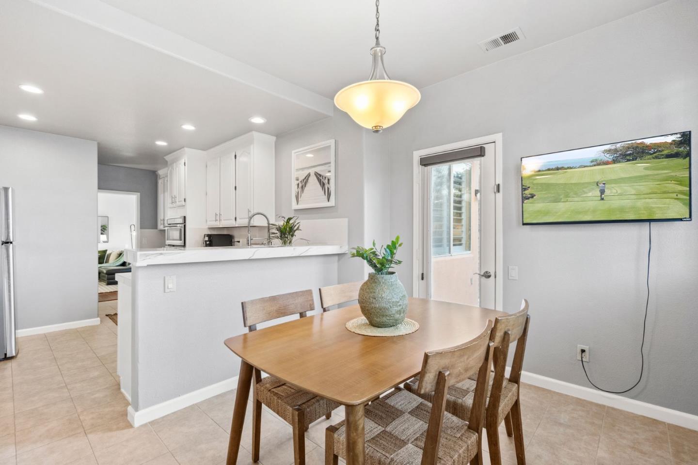 825 Lakeshore DR