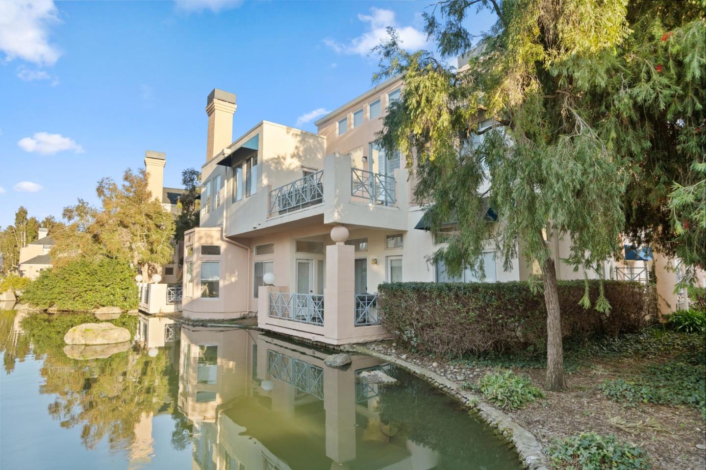 825 Lakeshore DR