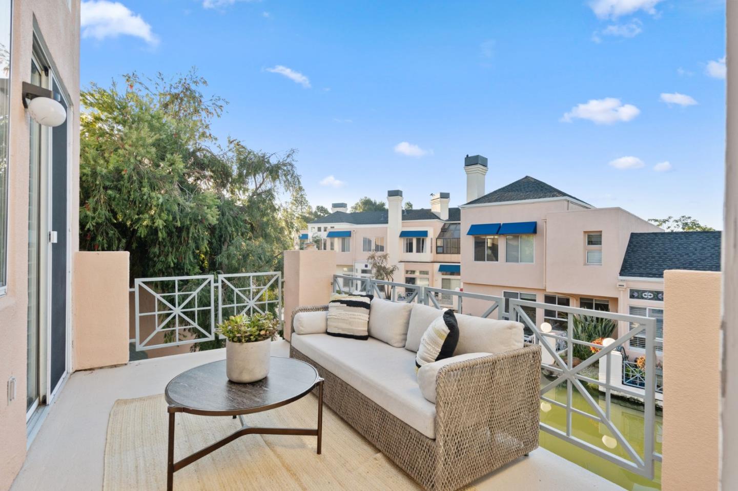 825 Lakeshore DR