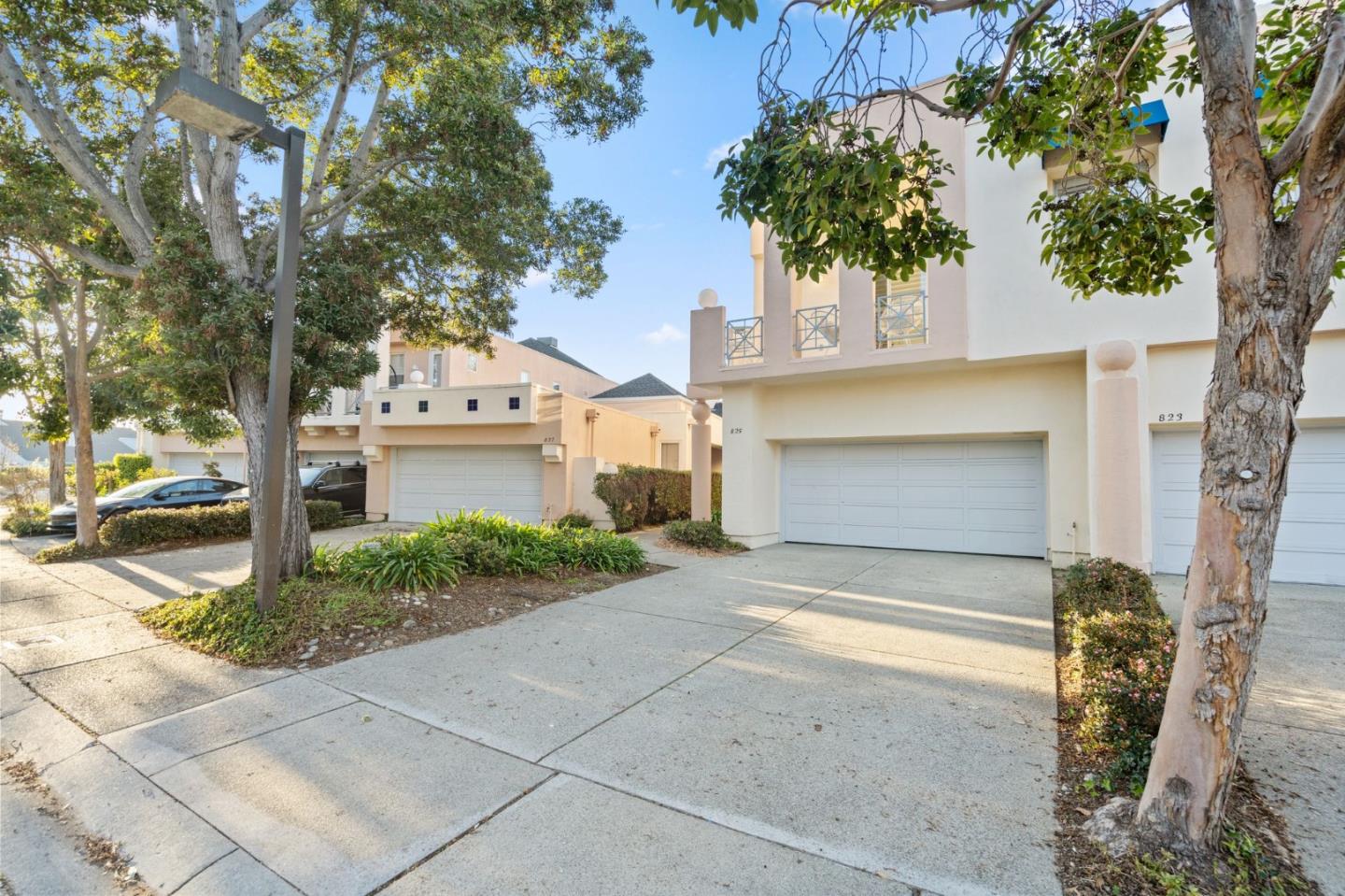 825 Lakeshore DR
