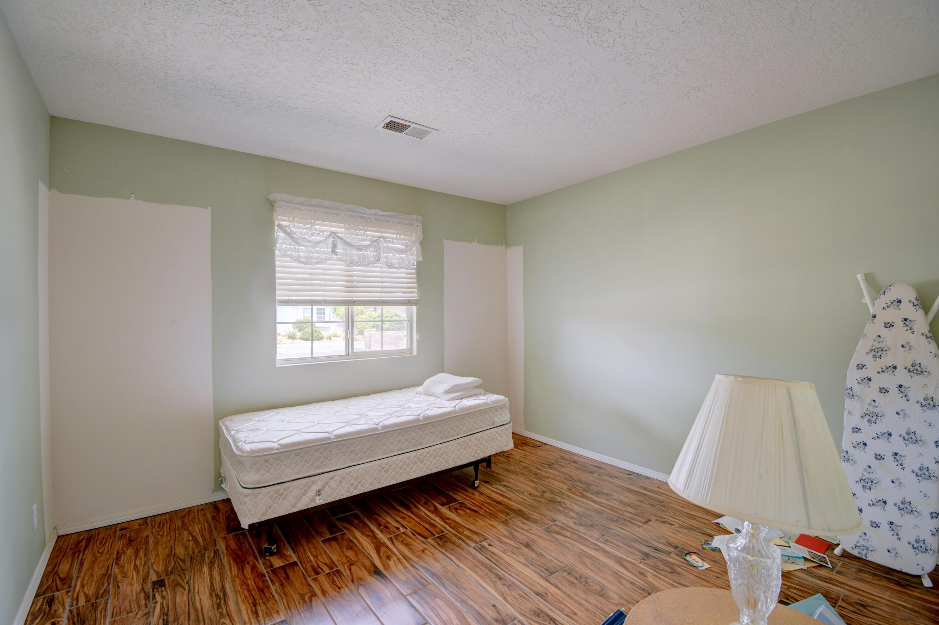 4212 MONTREAL Loop NE