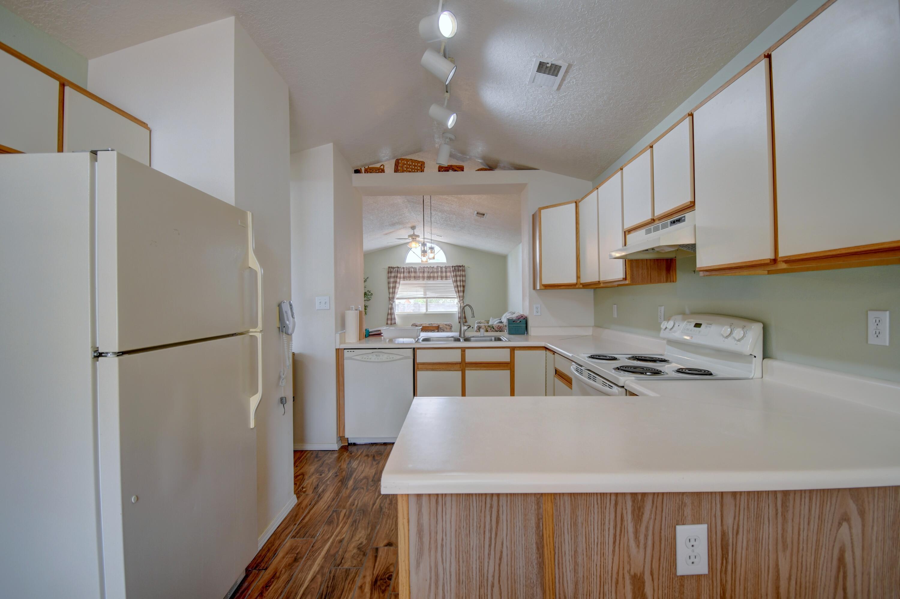 4212 MONTREAL Loop NE
