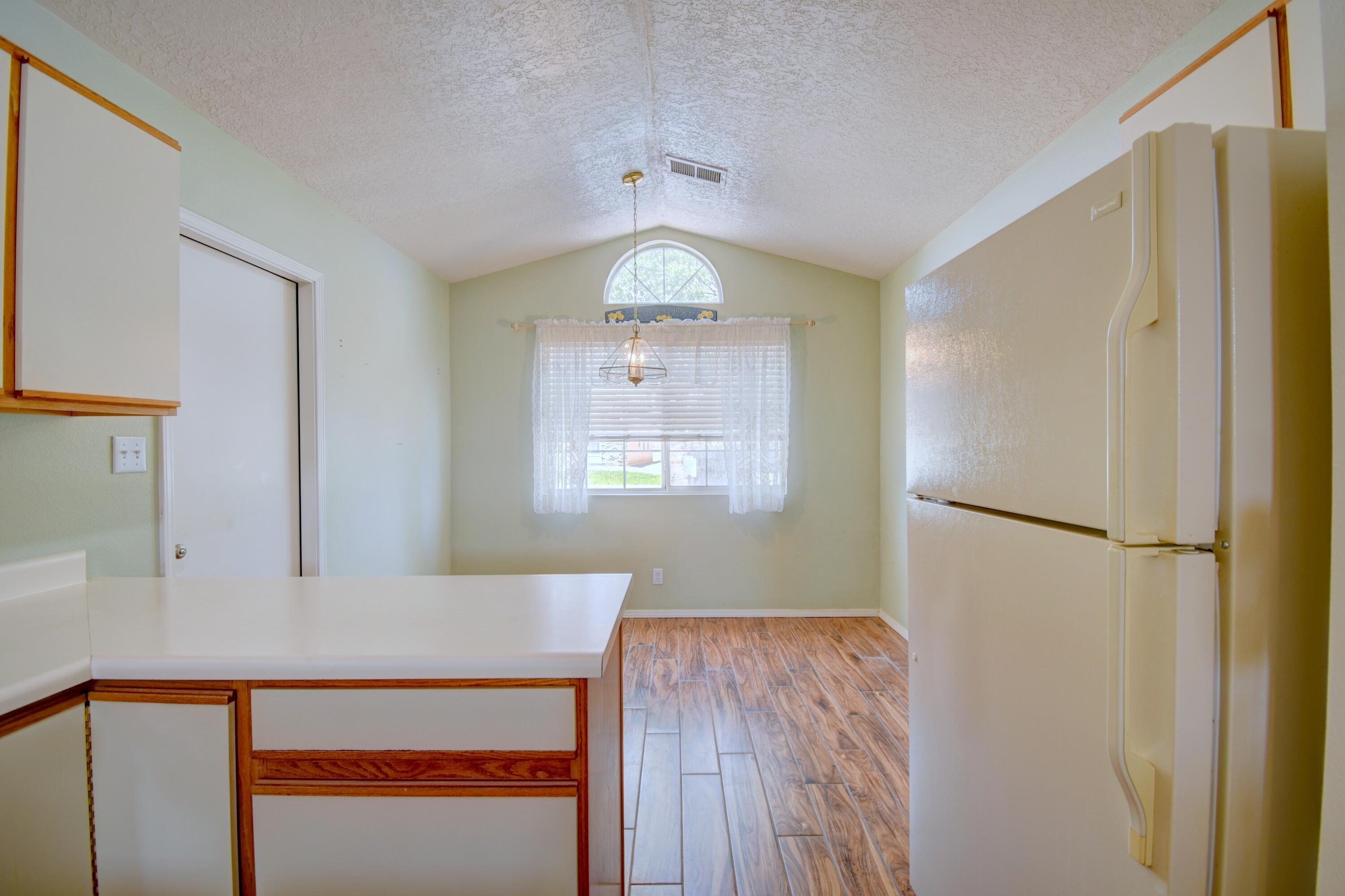 4212 MONTREAL Loop NE