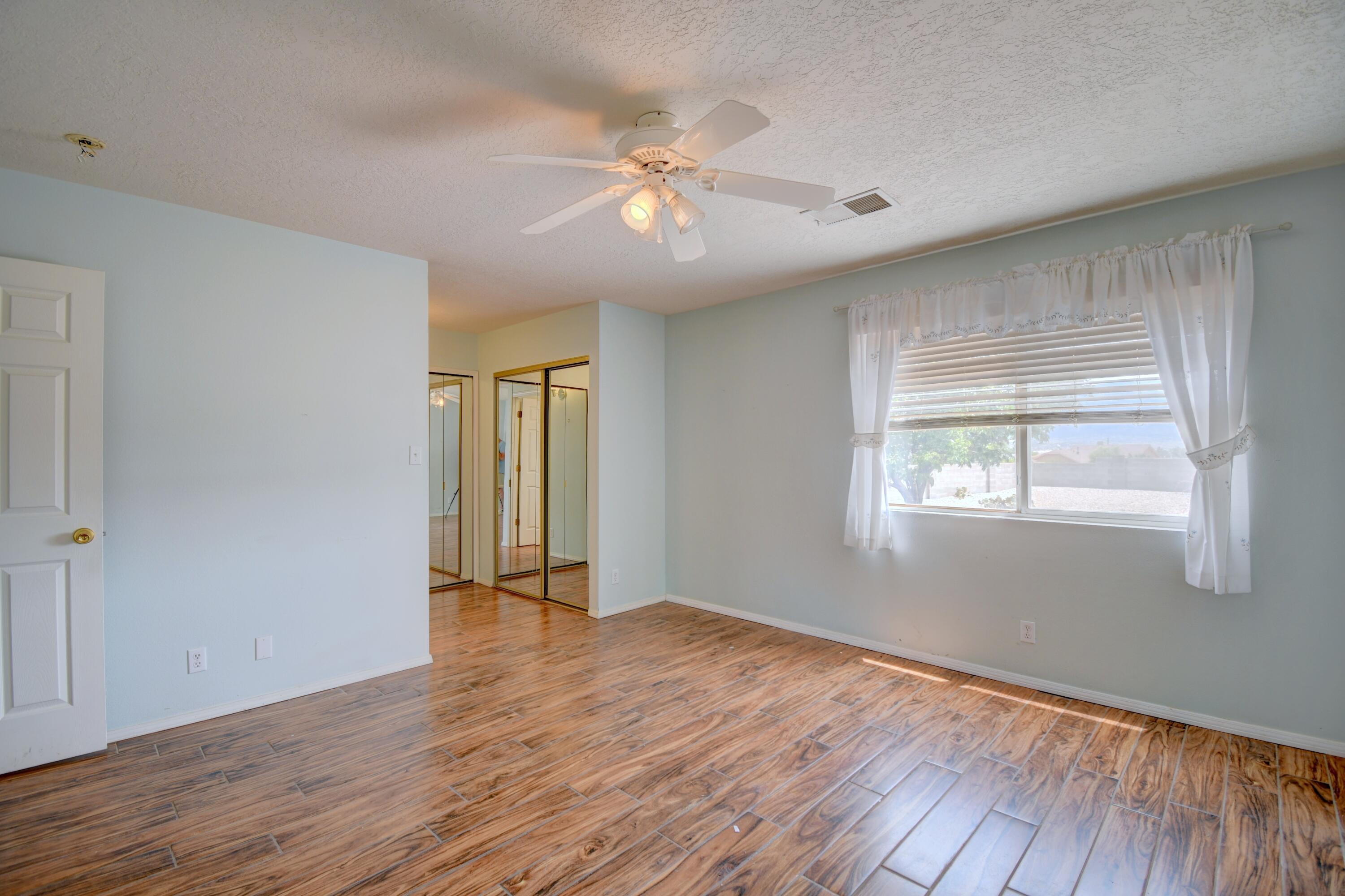 4212 MONTREAL Loop NE
