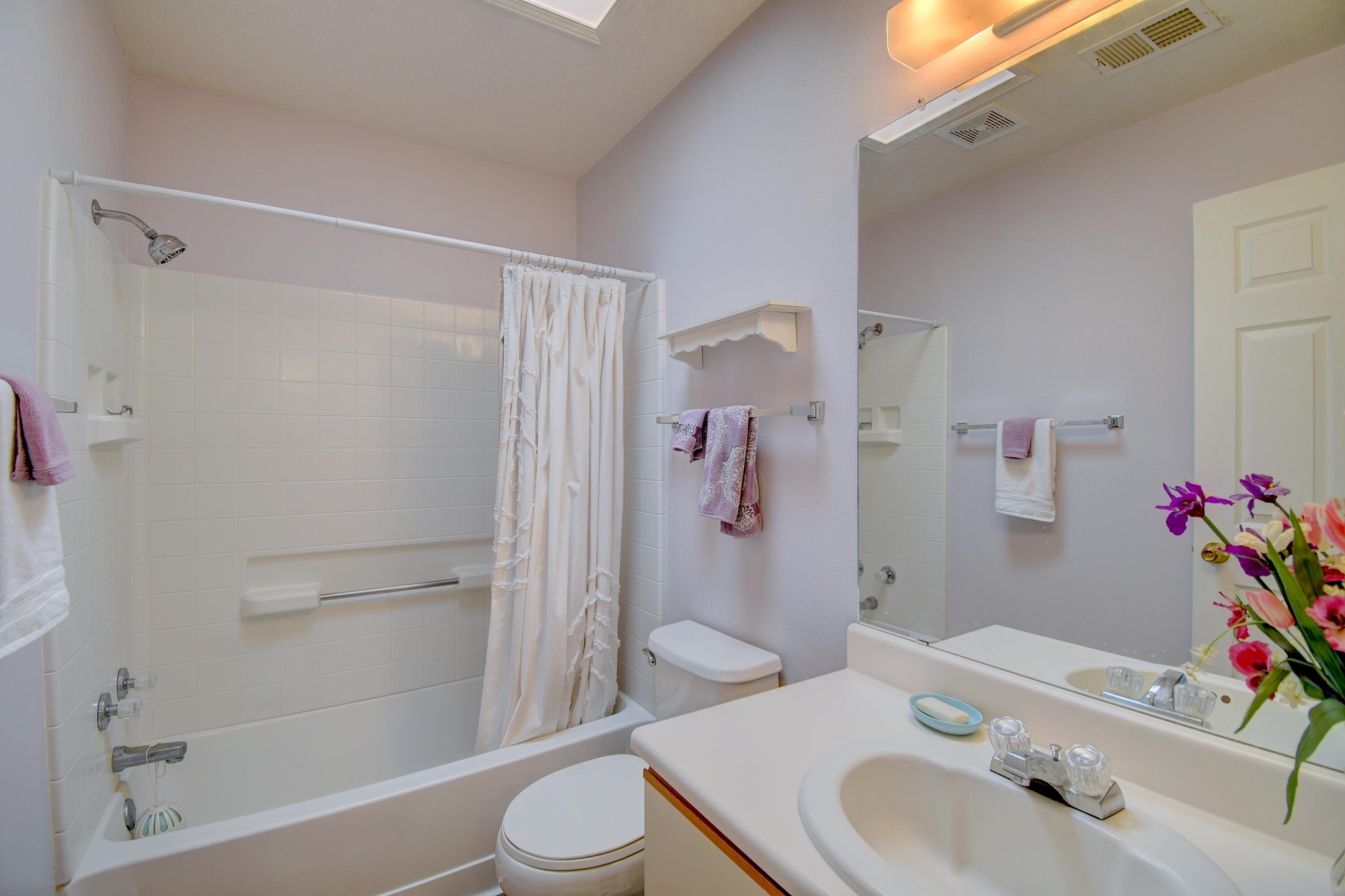 4212 MONTREAL Loop NE