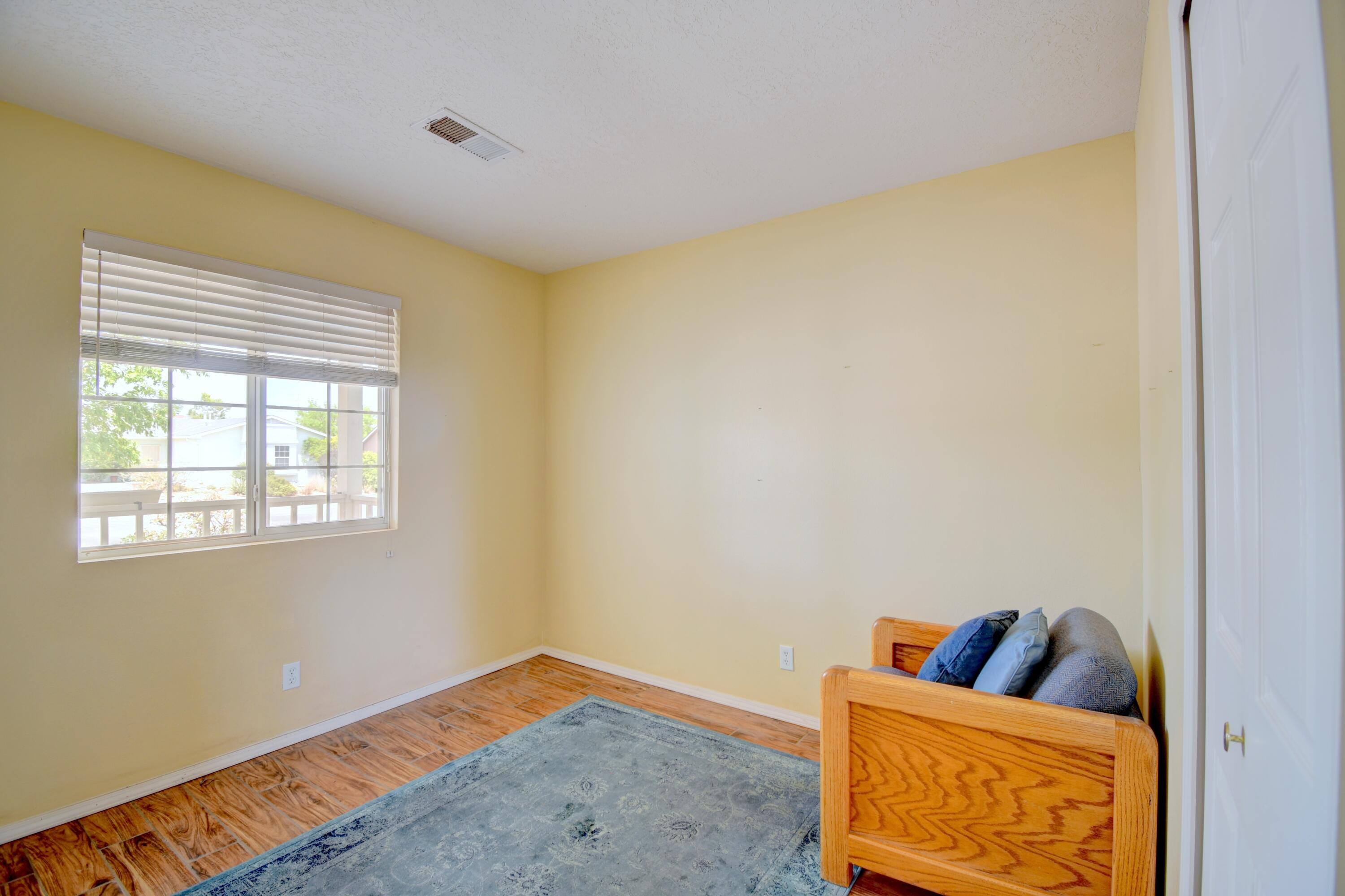 4212 MONTREAL Loop NE