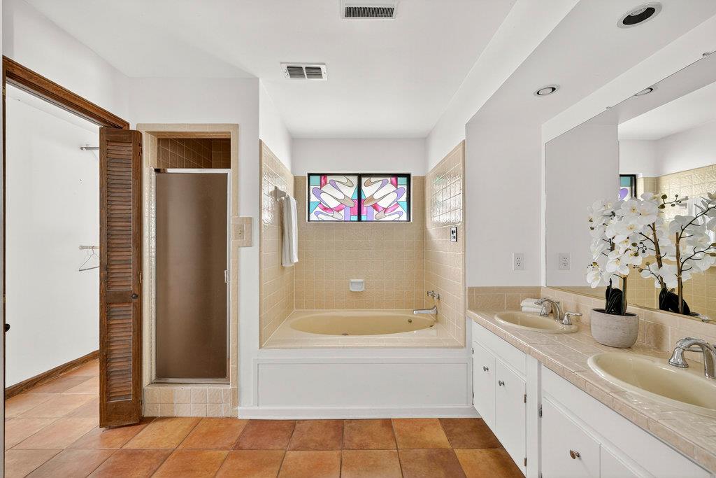 2202 Cypress PT E