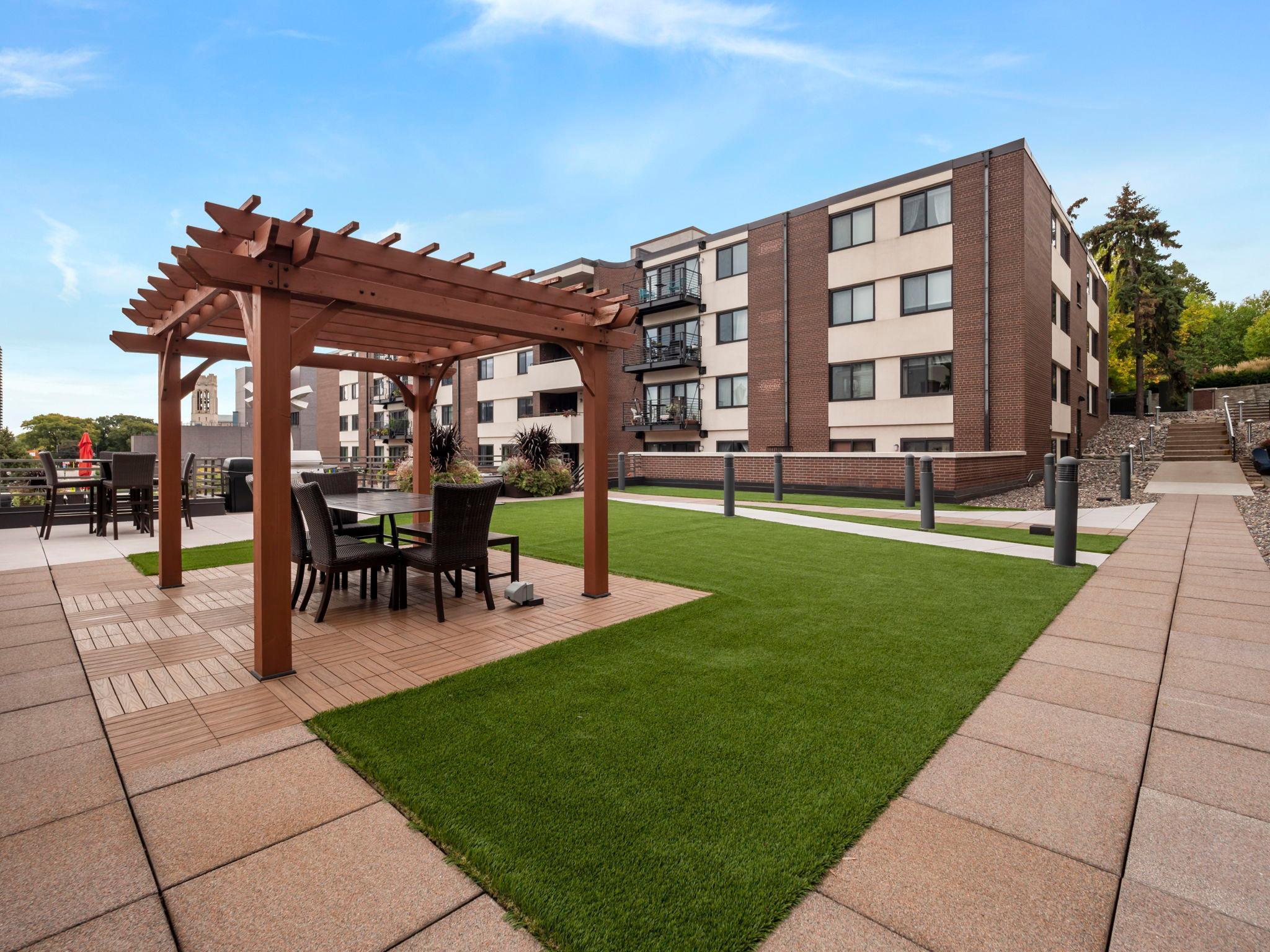 48 Groveland Terrace Unit: B302