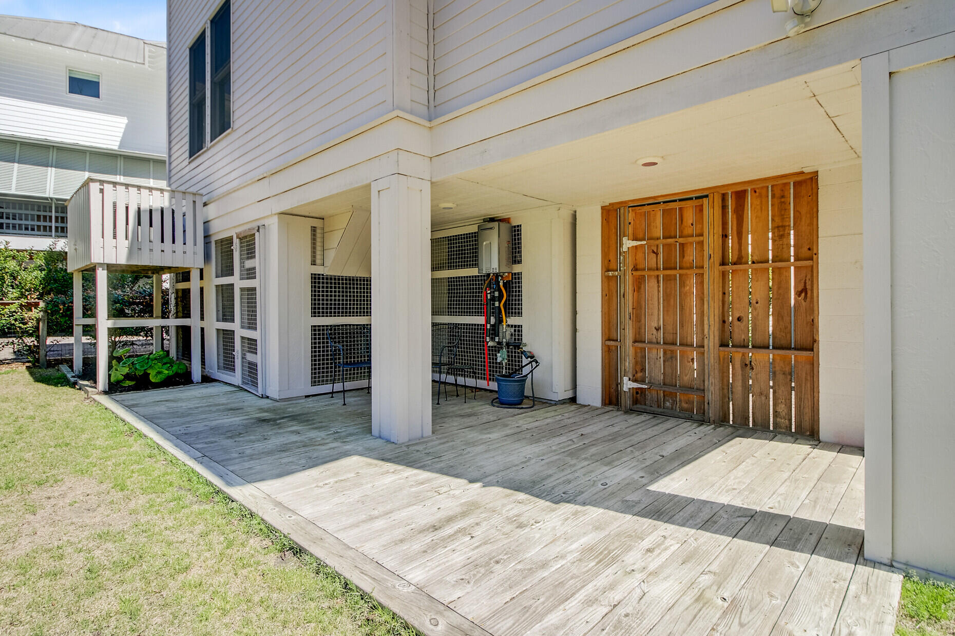 744 Gate Post Drive