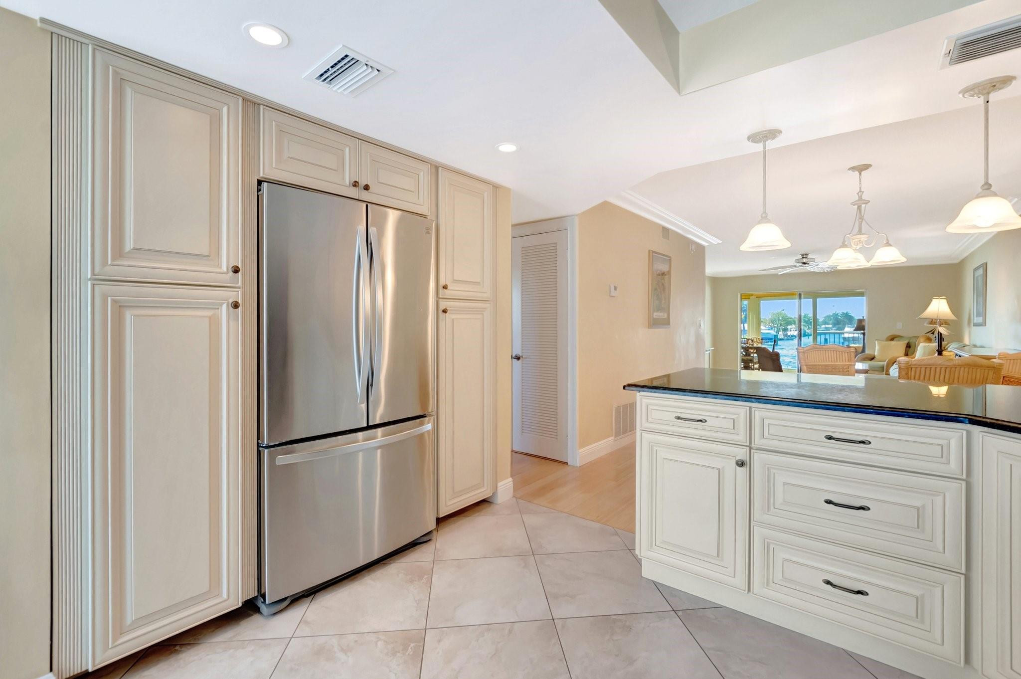 725 N Riverside Dr 205