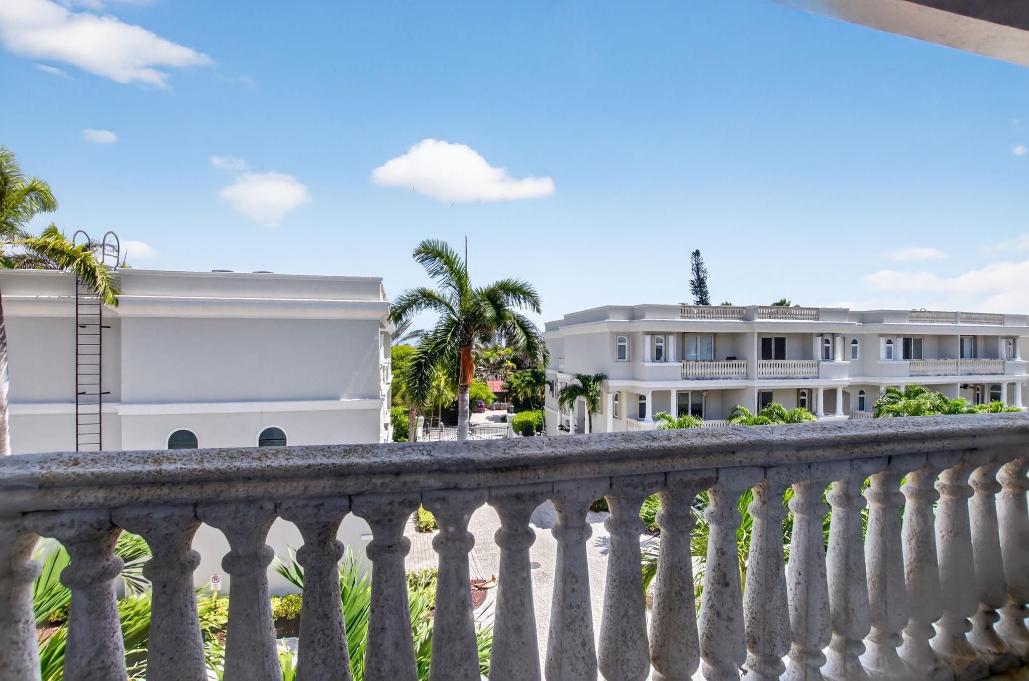 1754 Bay Dr 1754