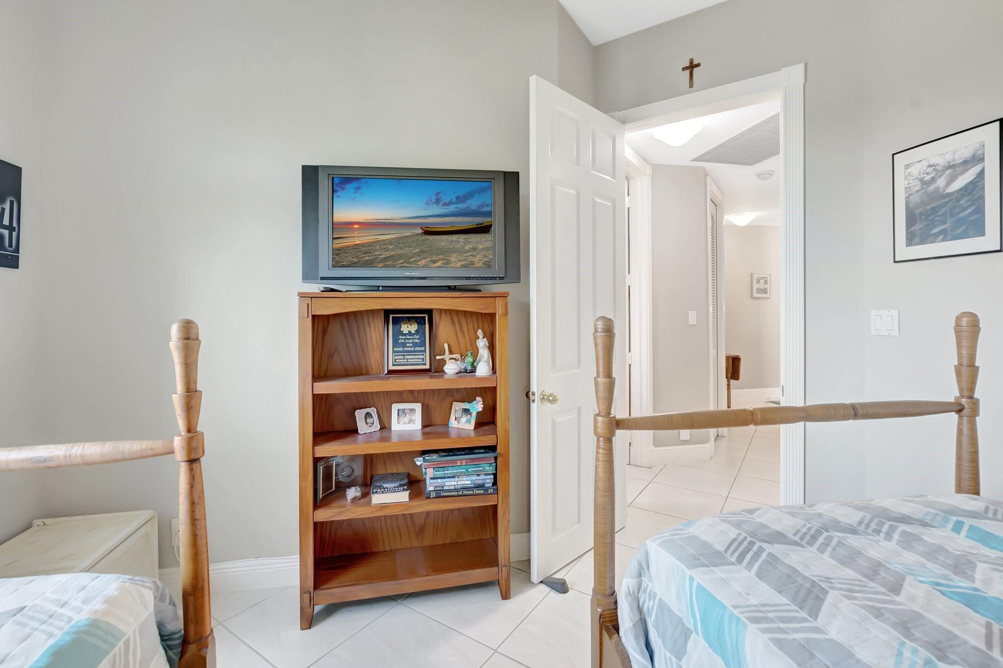 1776 Bay Dr