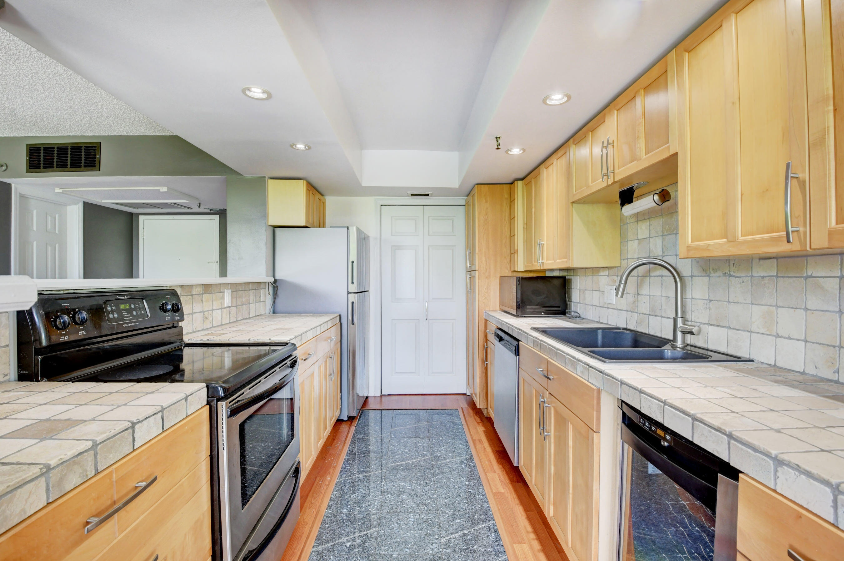 859 Jeffery Street Unit: 409