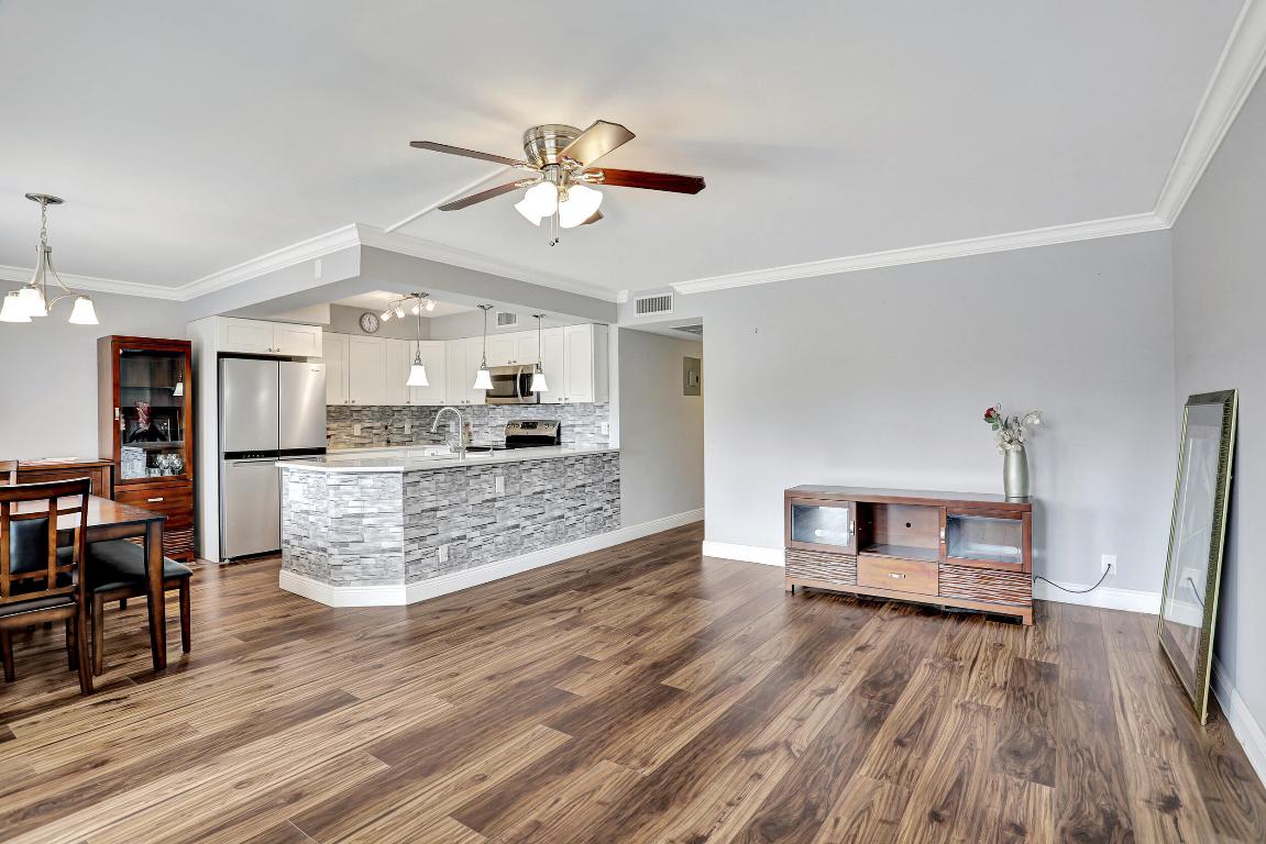2041 Lyndhurst J Unit: 2041
