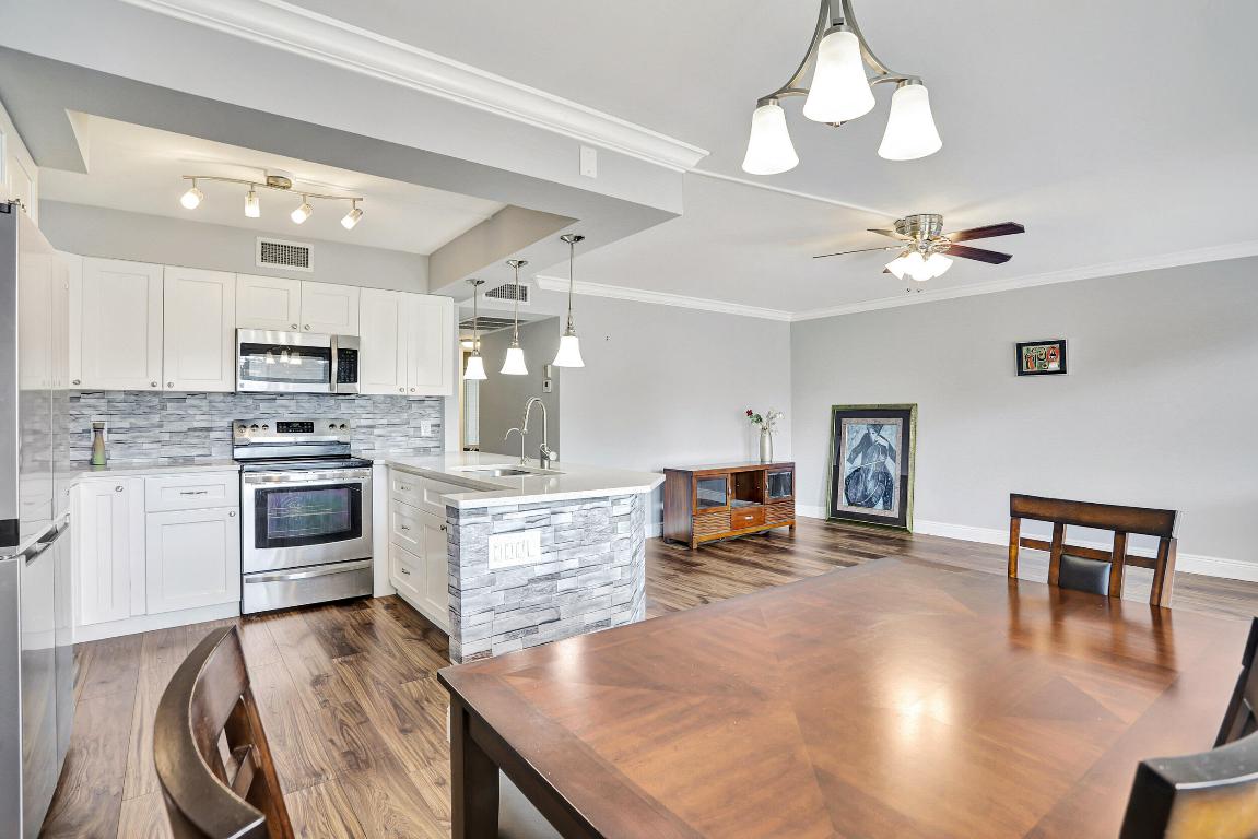 2041 Lyndhurst J Unit: 2041