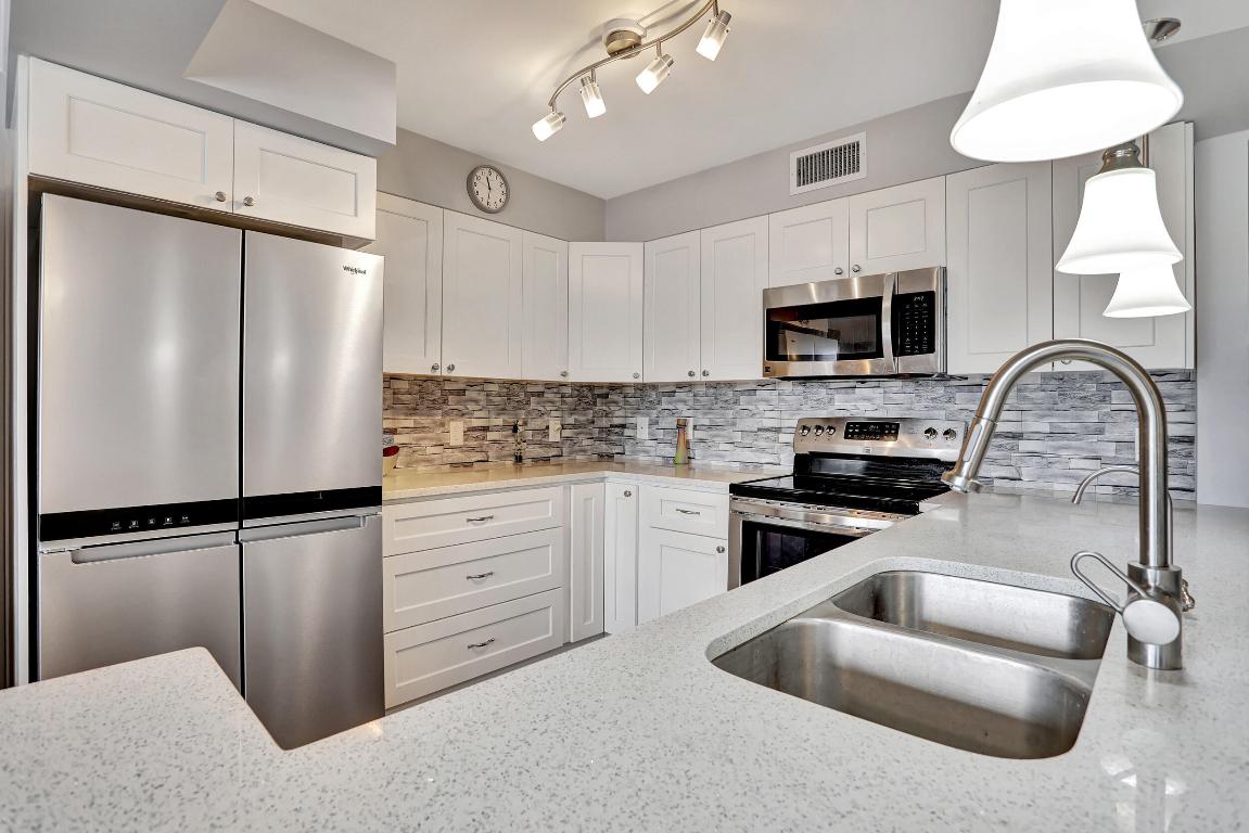 2041 Lyndhurst J Unit: 2041