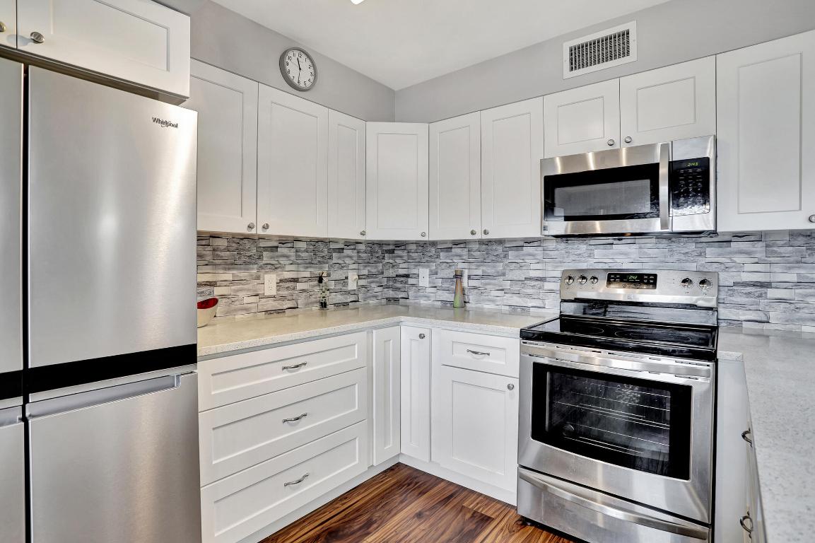 2041 Lyndhurst J Unit: 2041
