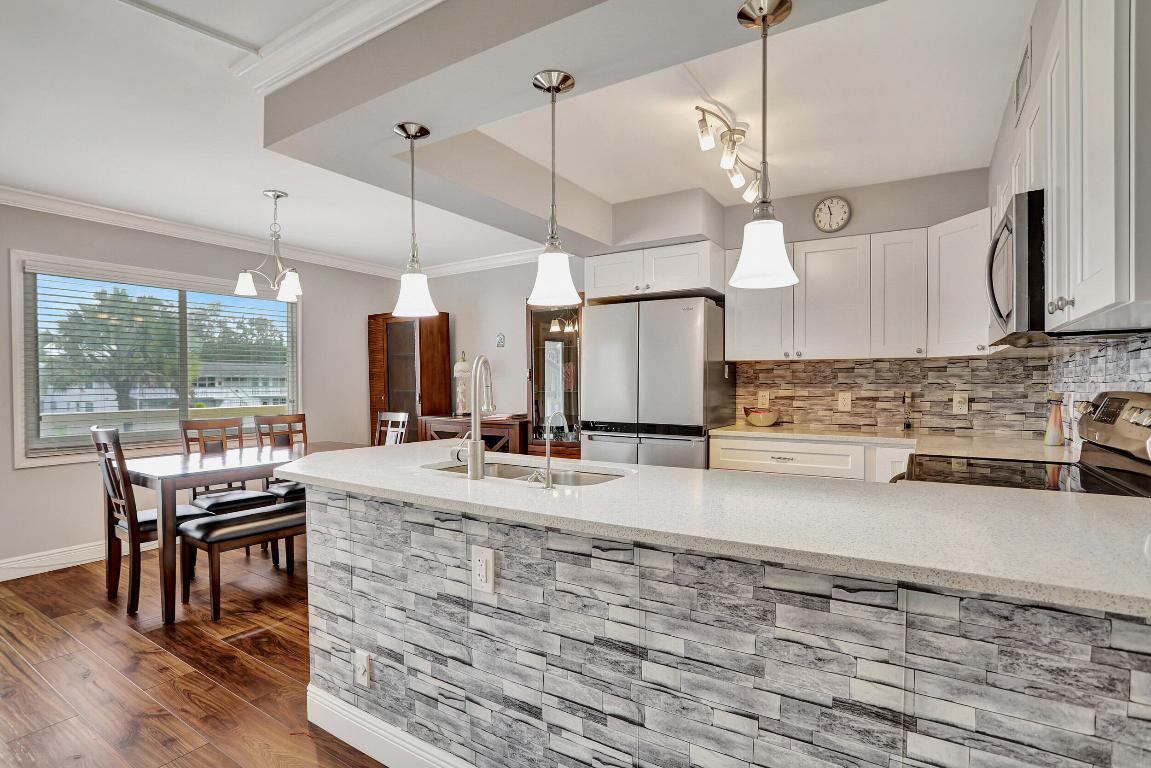 2041 Lyndhurst J Unit: 2041