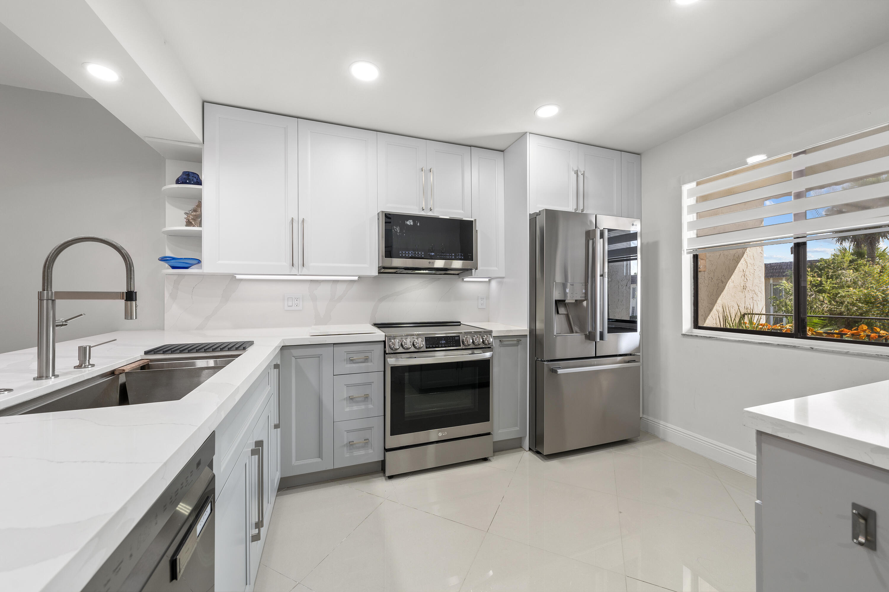 350 Lakeview Drive 202