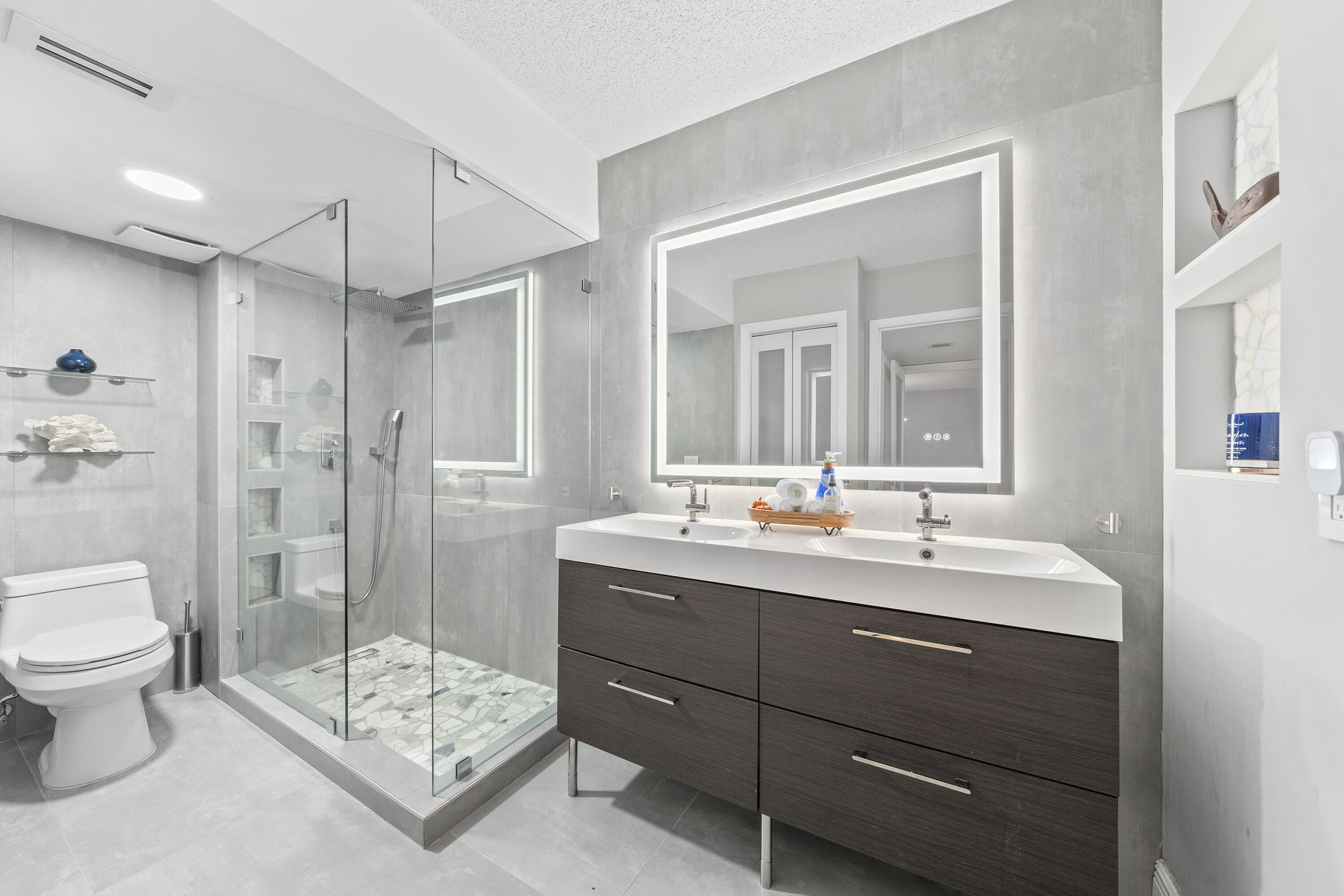 350 Lakeview Drive 202