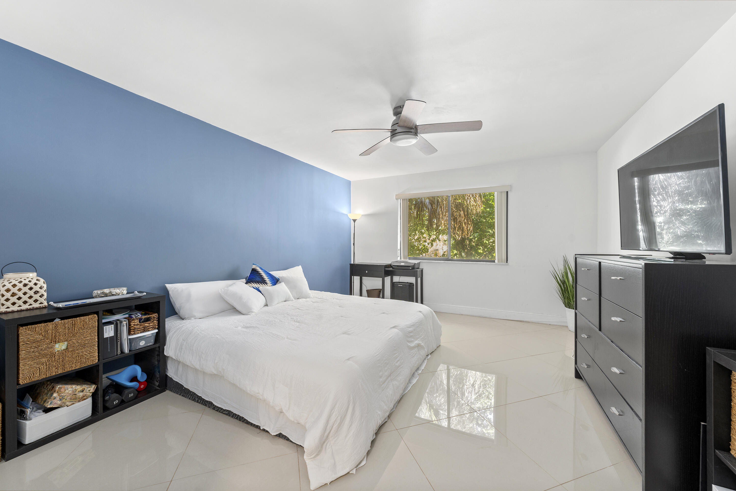 350 Lakeview Drive 202