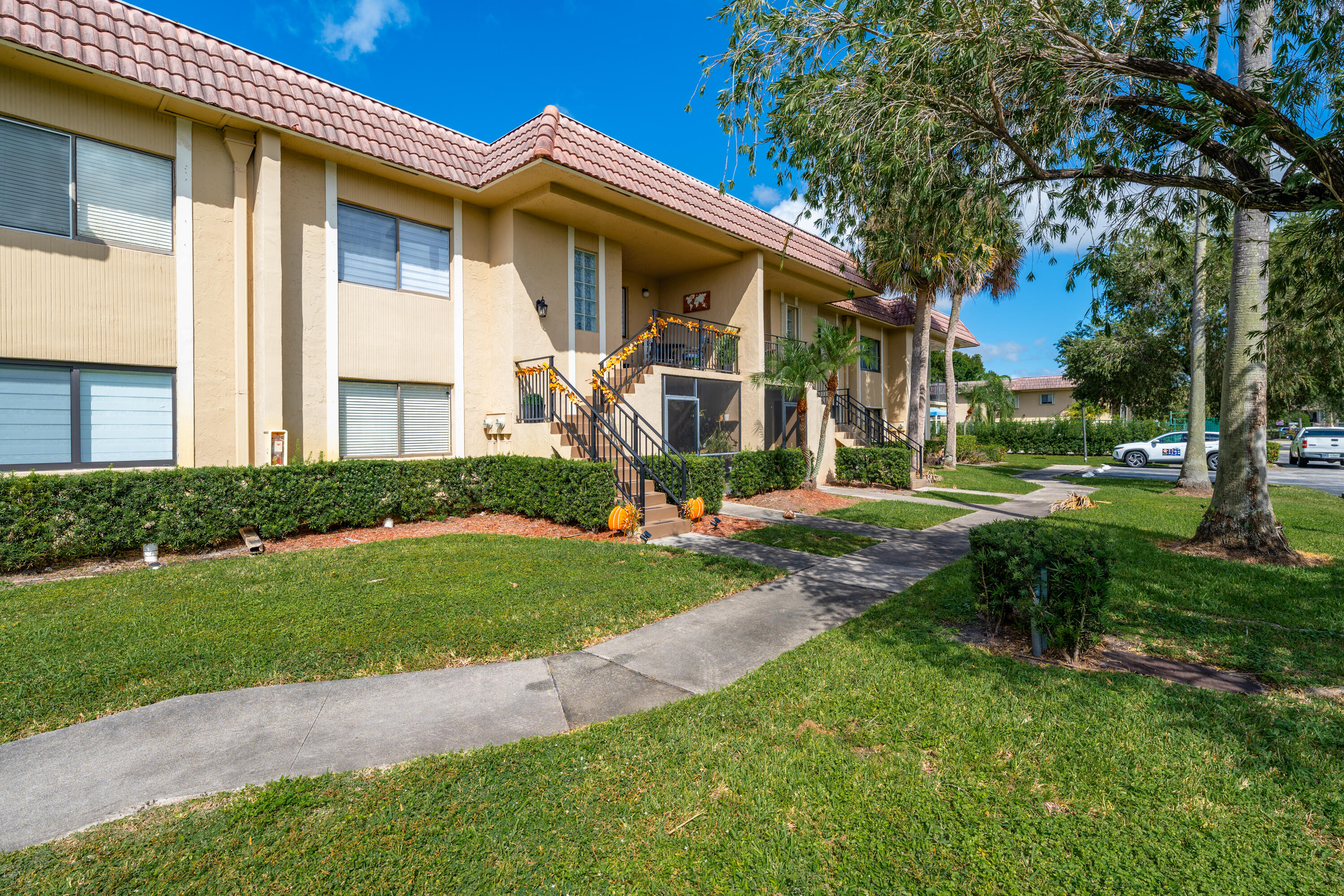 350 Lakeview Drive 202