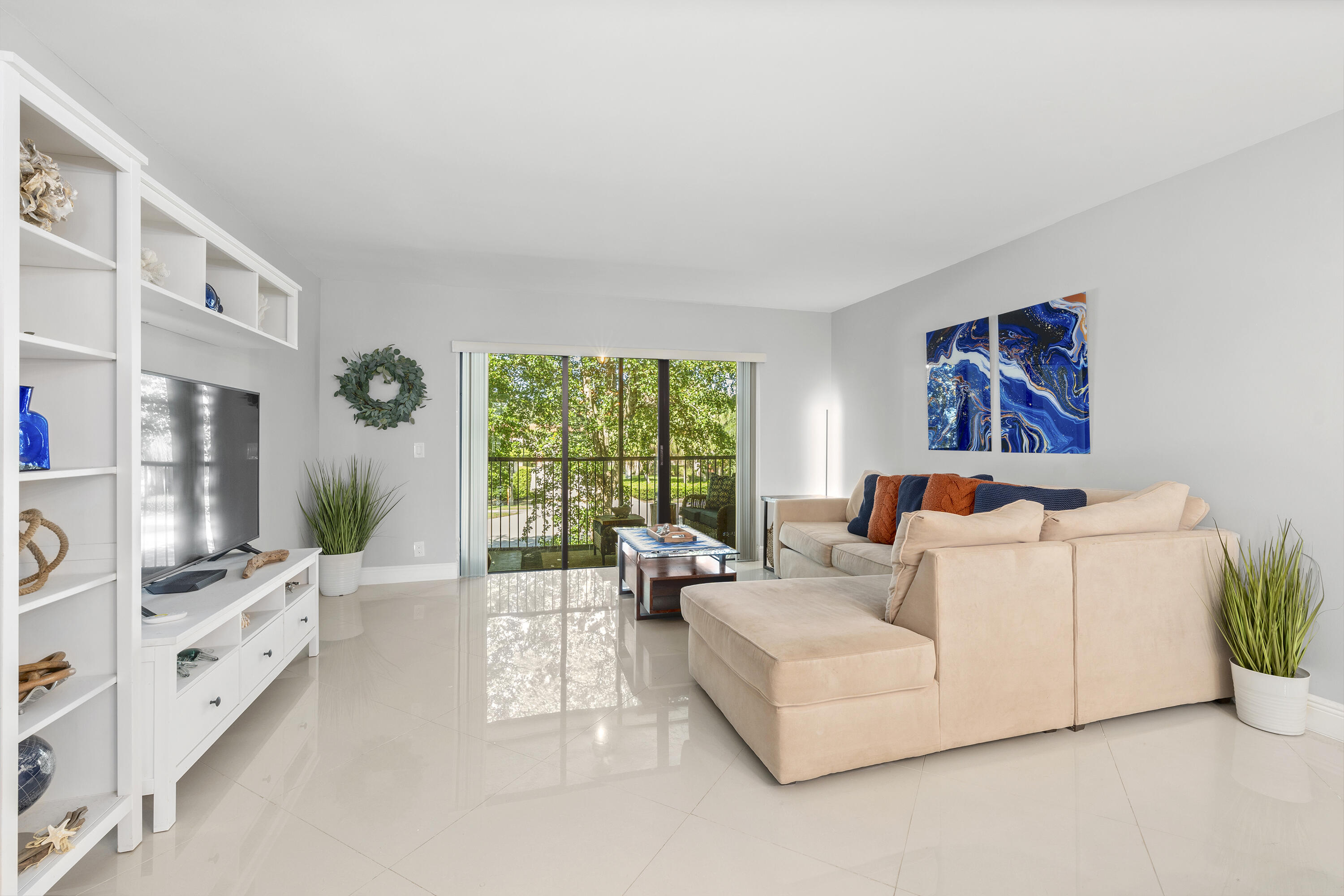 350 Lakeview Drive 202