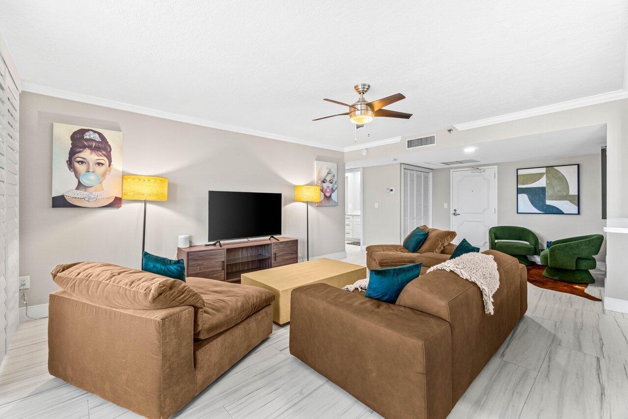 899 Jeffery Street 2120