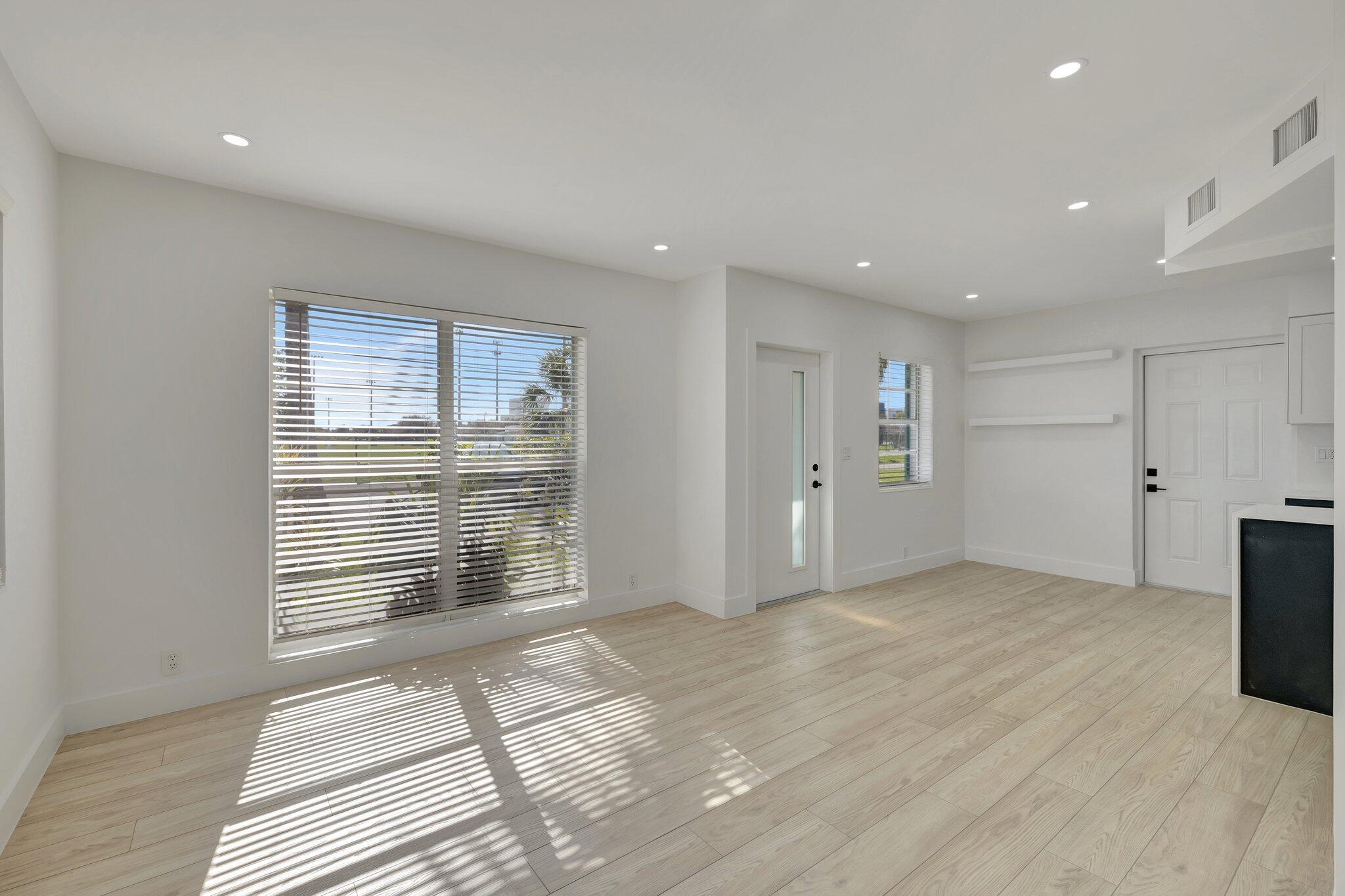 325 E Decarie Street