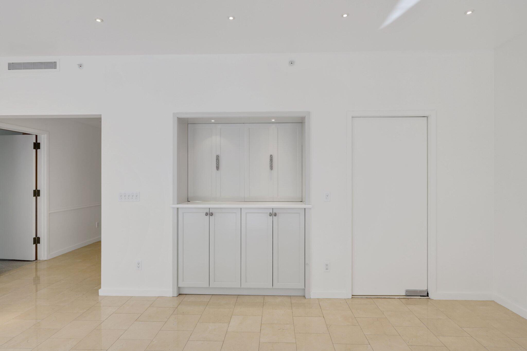 2 N Breakers Row S32