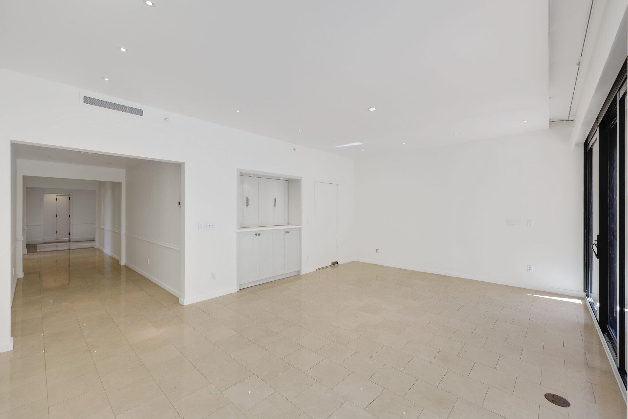 2 N Breakers Row S32