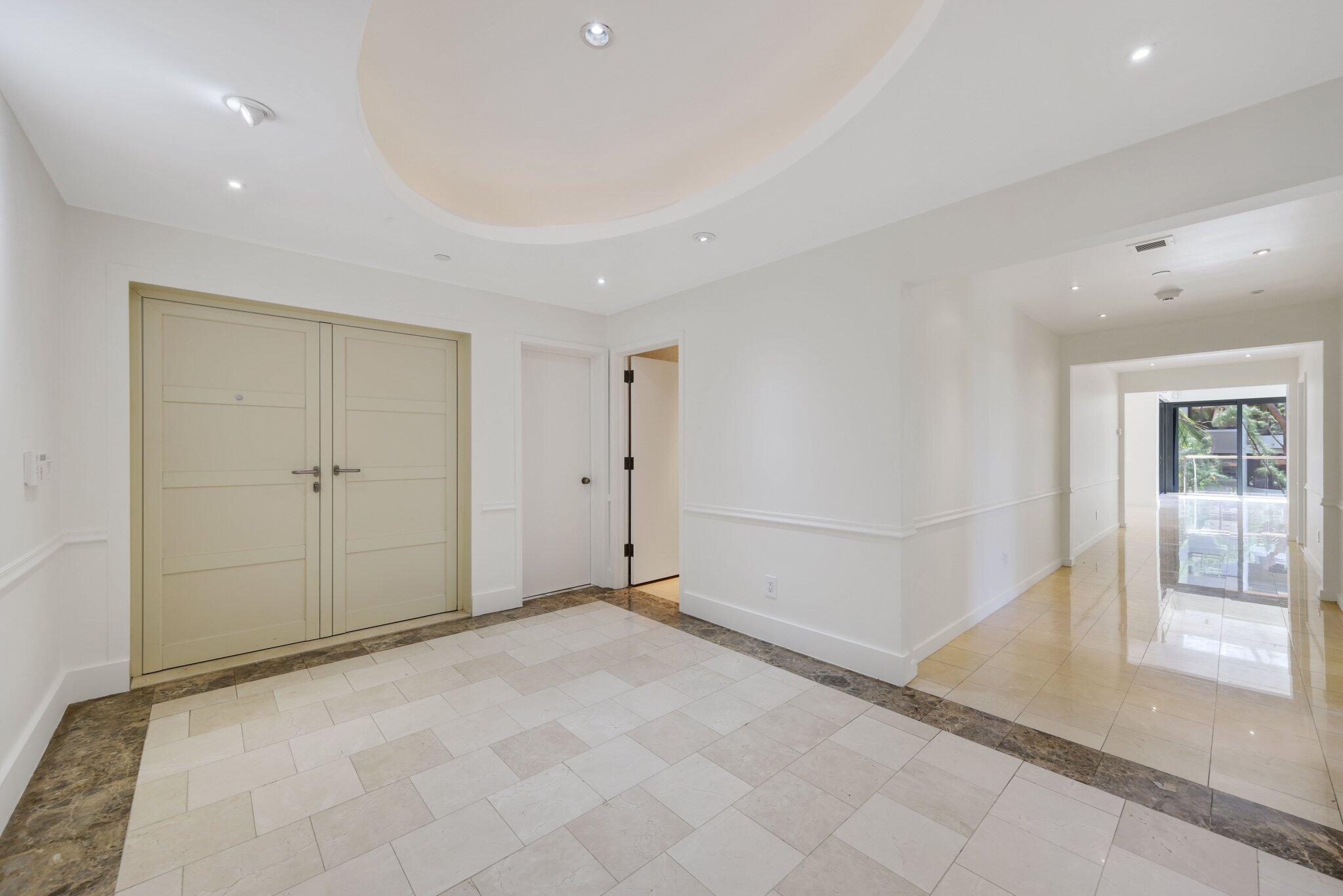 2 N Breakers Row S32