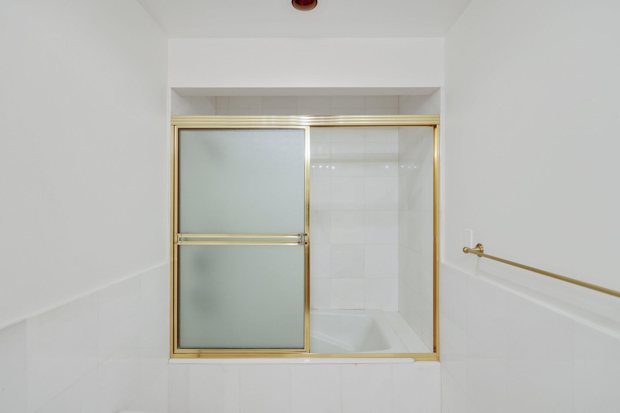 2 N Breakers Row S32