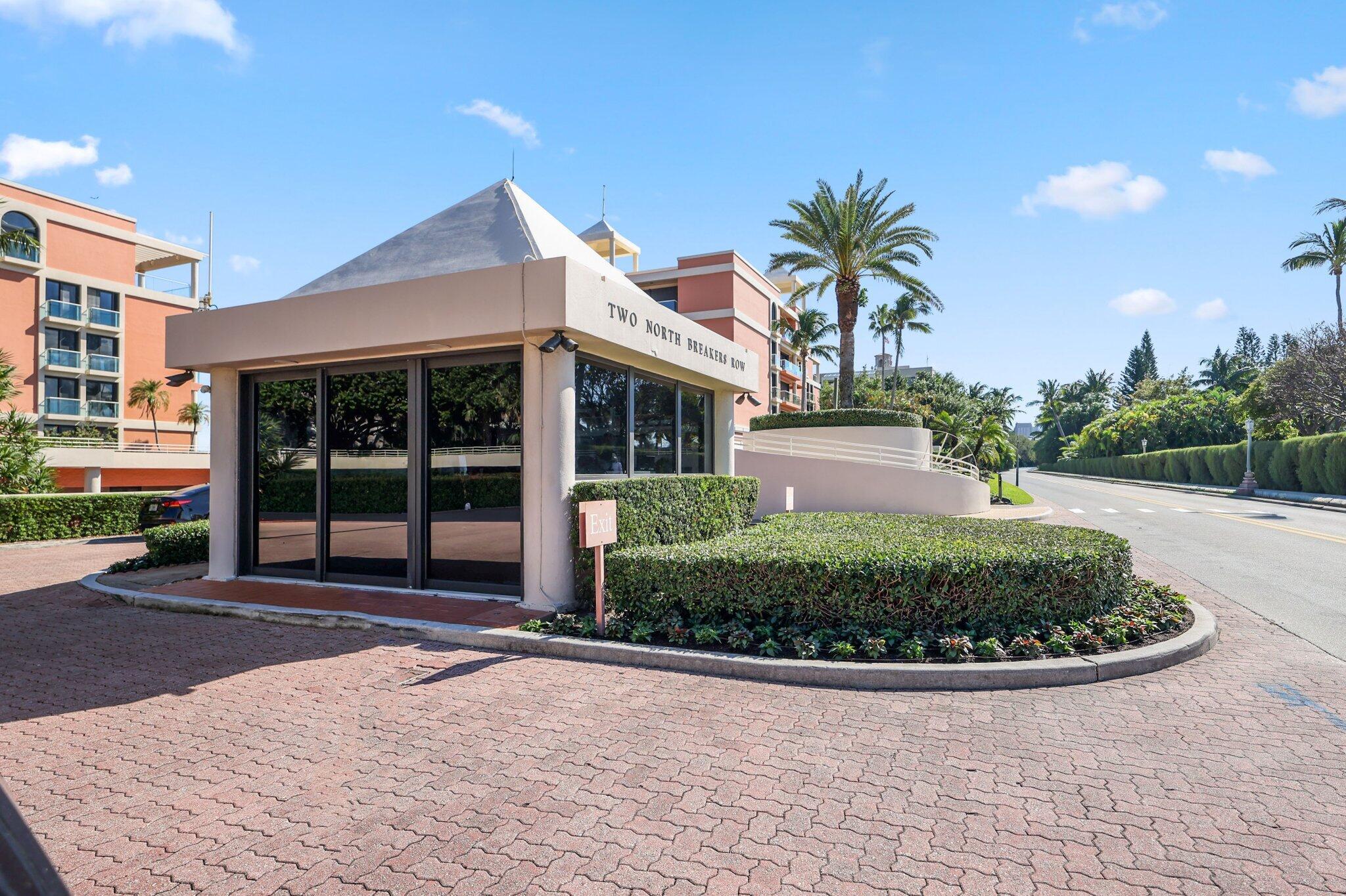 2 N Breakers Row S32