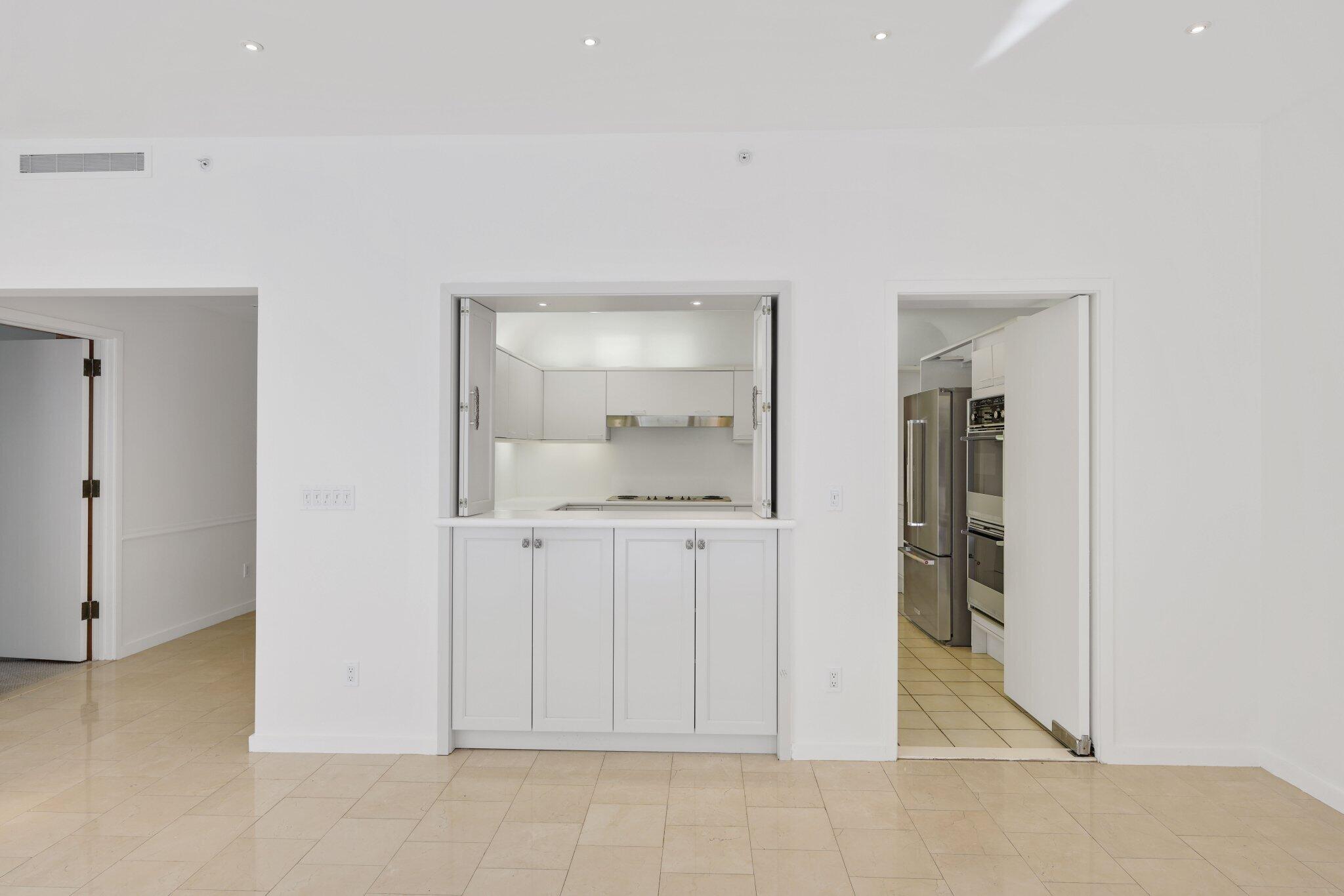 2 N Breakers Row S32