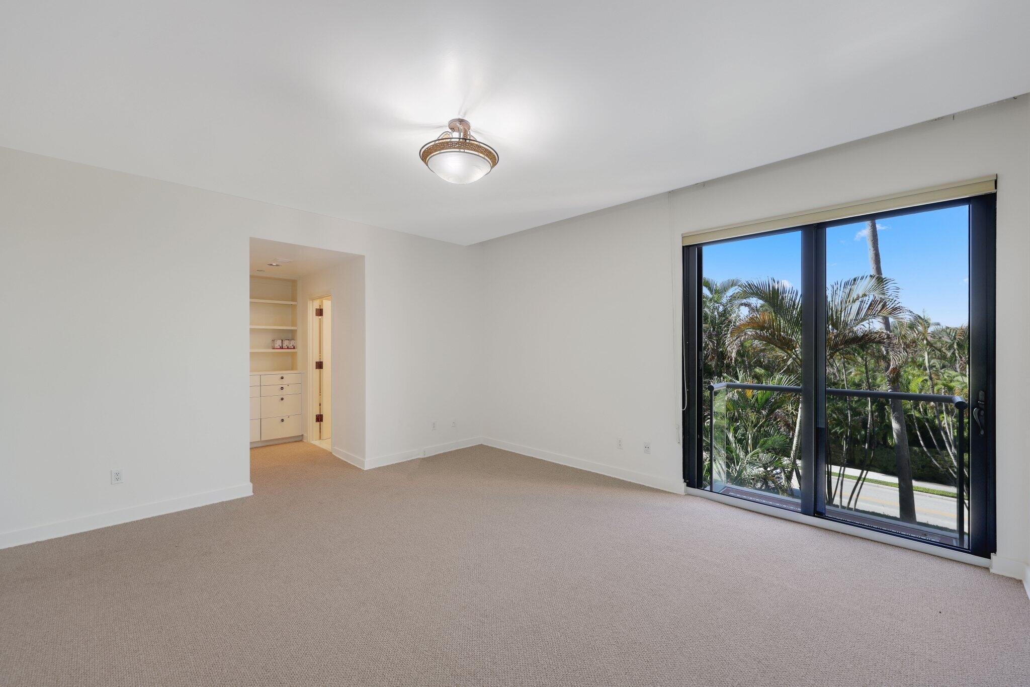 2 N Breakers Row S32